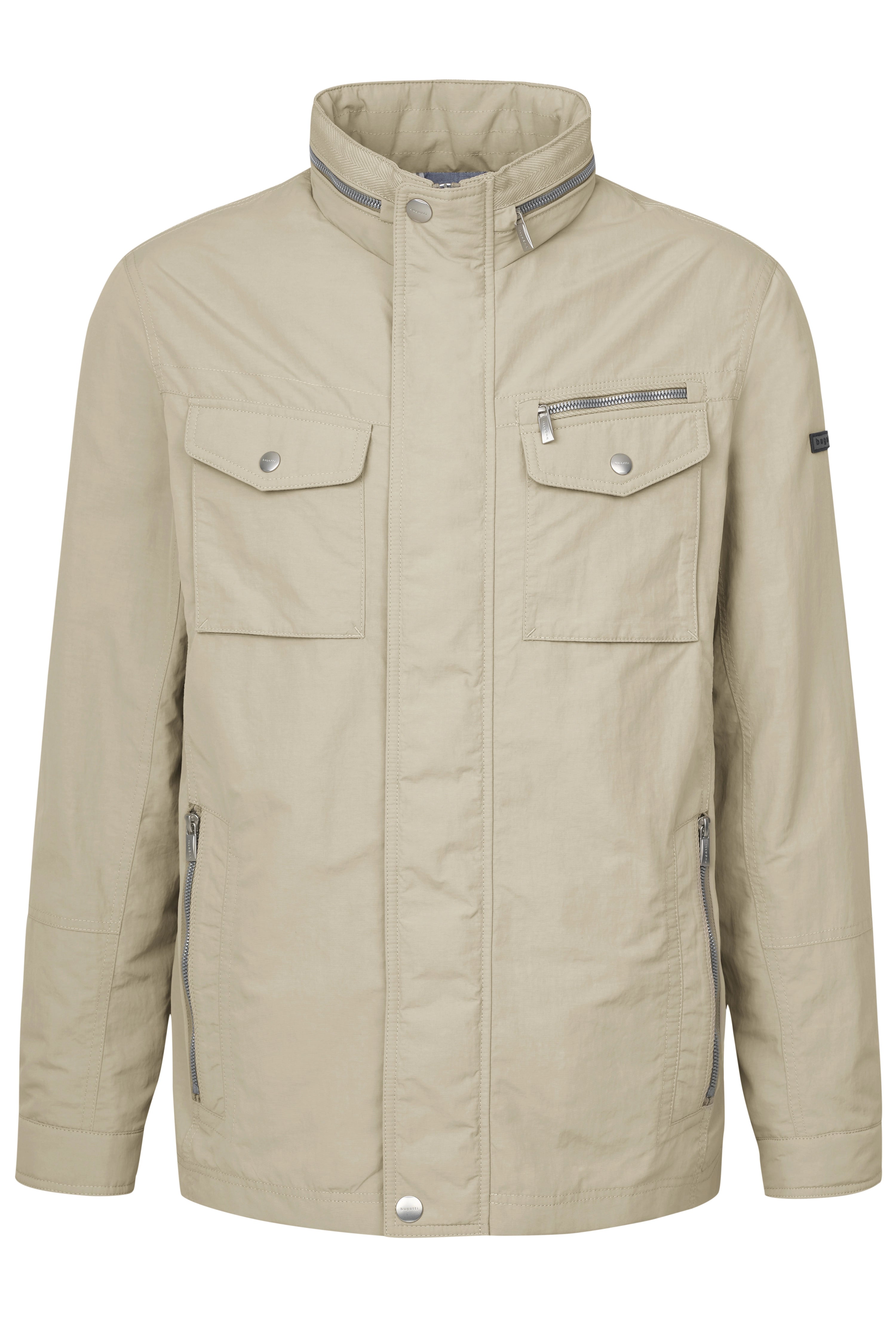 Beige bugatti Jacke mit Stehkragen, Reißverschlüssen und Druckknöpfen, legeres Büstenbild.