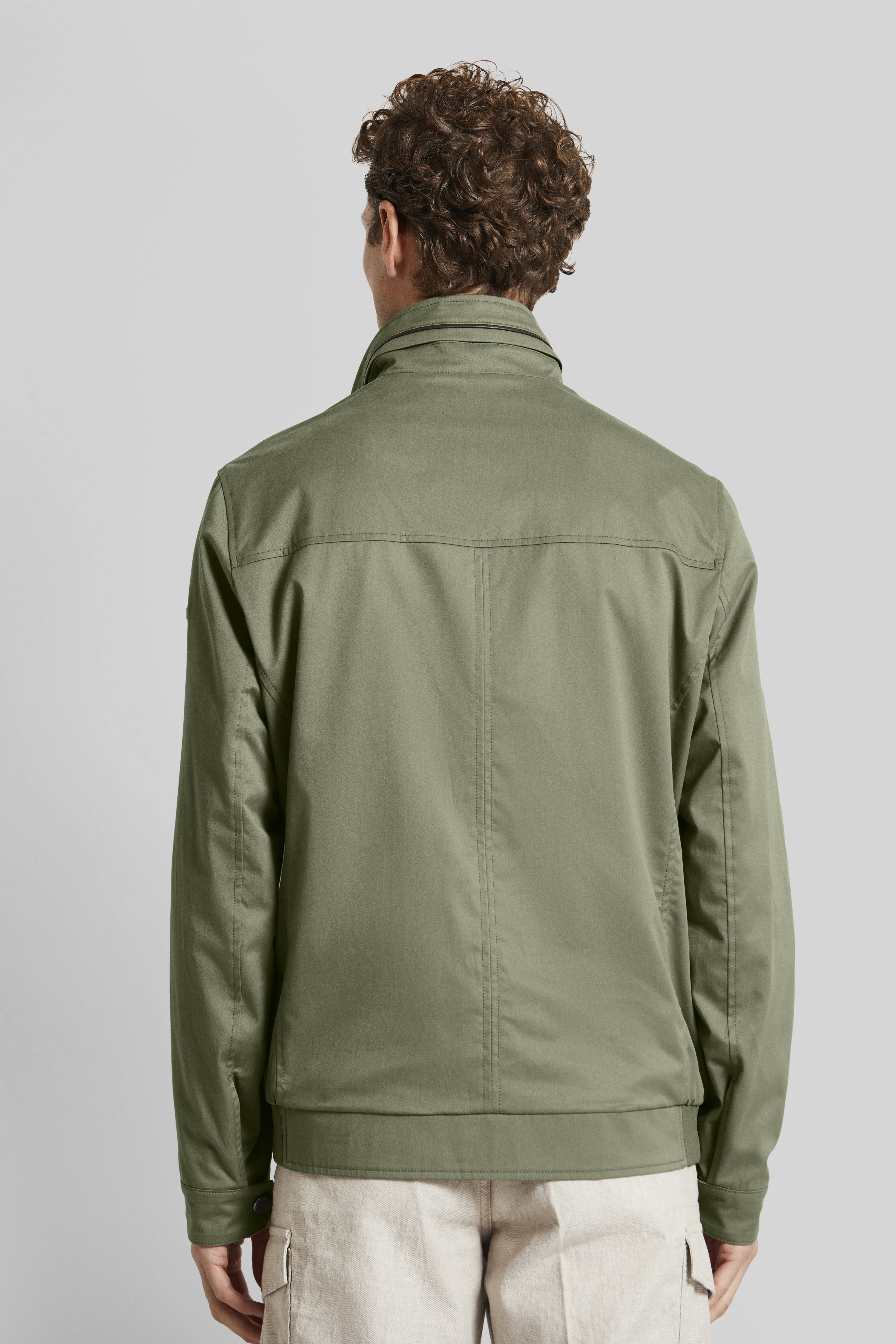 Grünes bugatti Jackett, Rückansicht, lässig getragen von Model mit lockigem Haar.