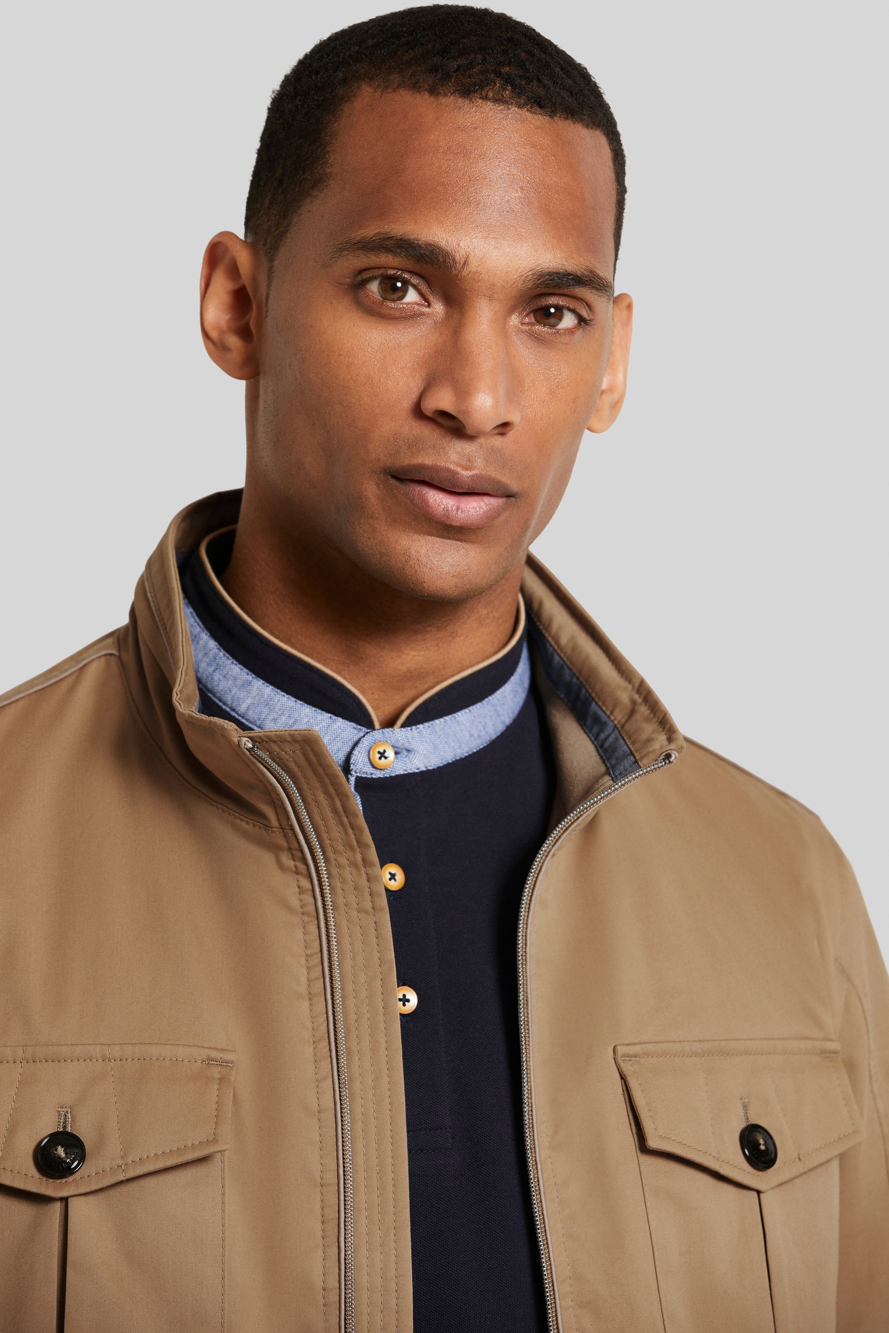 Herrenjacke in Beige, Rückansicht, leger ohne Muster. Ideal für stilvolle Freizeitoutfits.