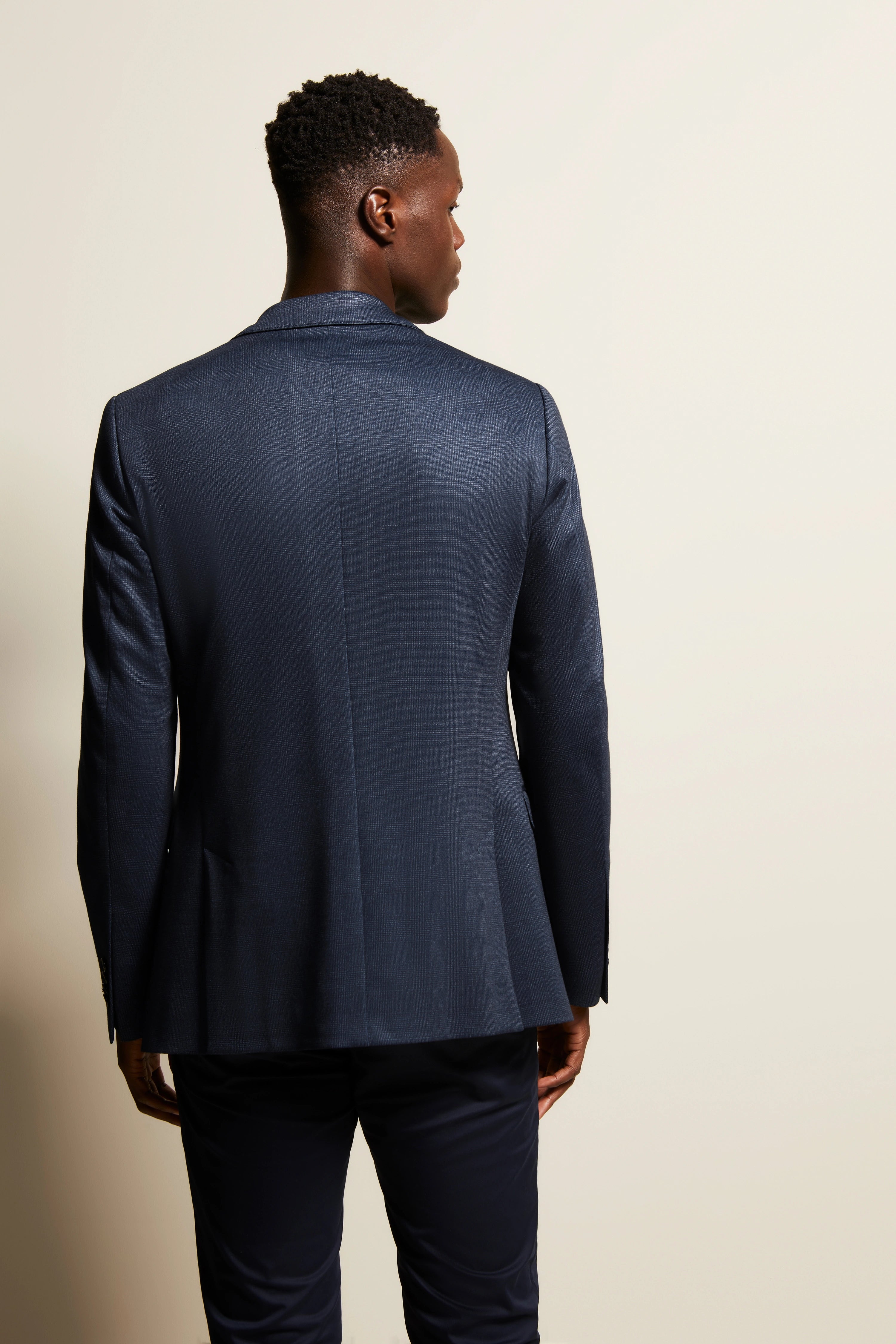 Herenkostuum donkerblauw, rugaanzicht op model, klassieke snit, elegant design van bugatti.