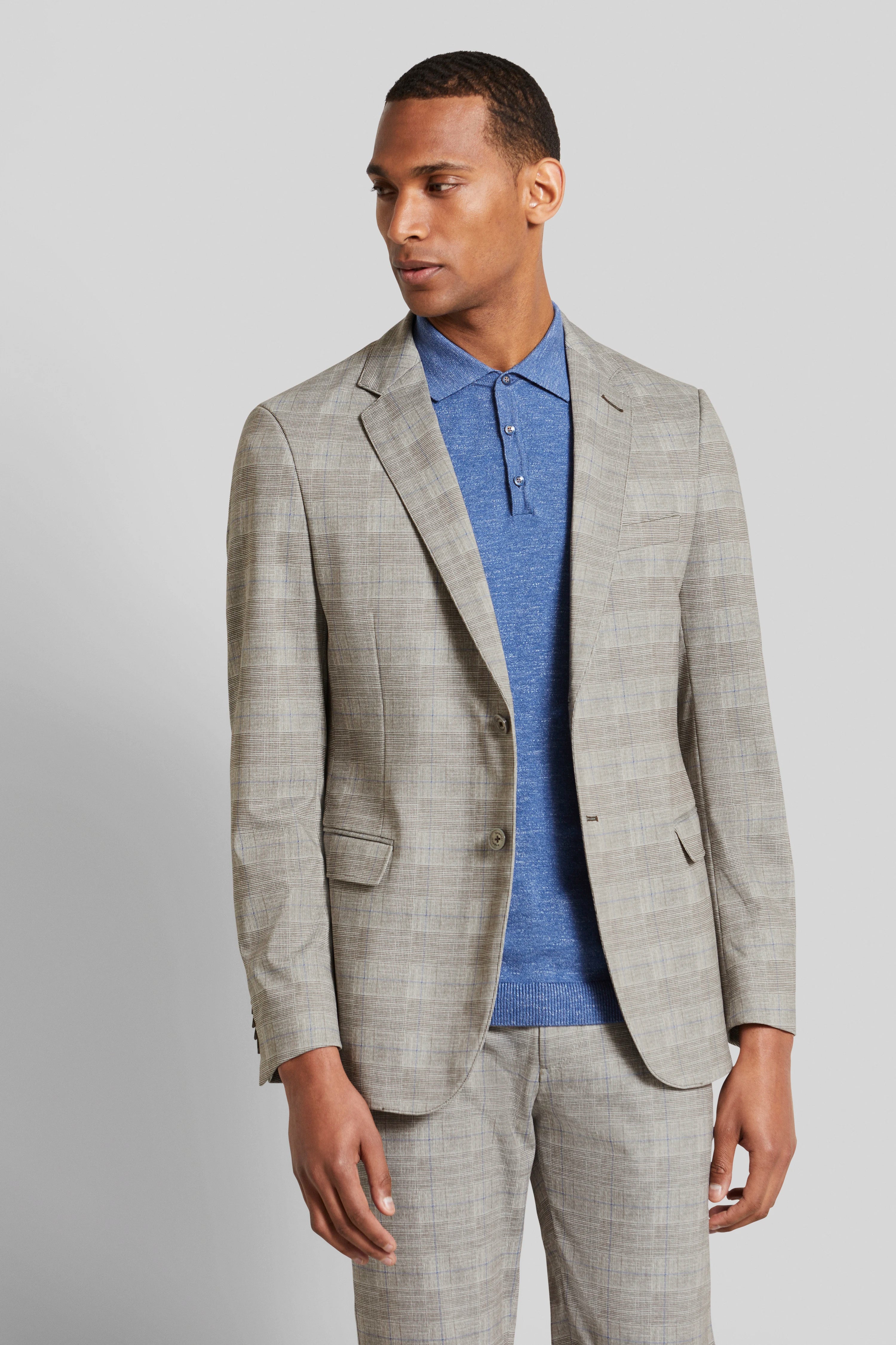 Grauer kariertes Sakko mit blauem Poloshirt, Modelbild mit entspanntem Posing, bugatti Stil.