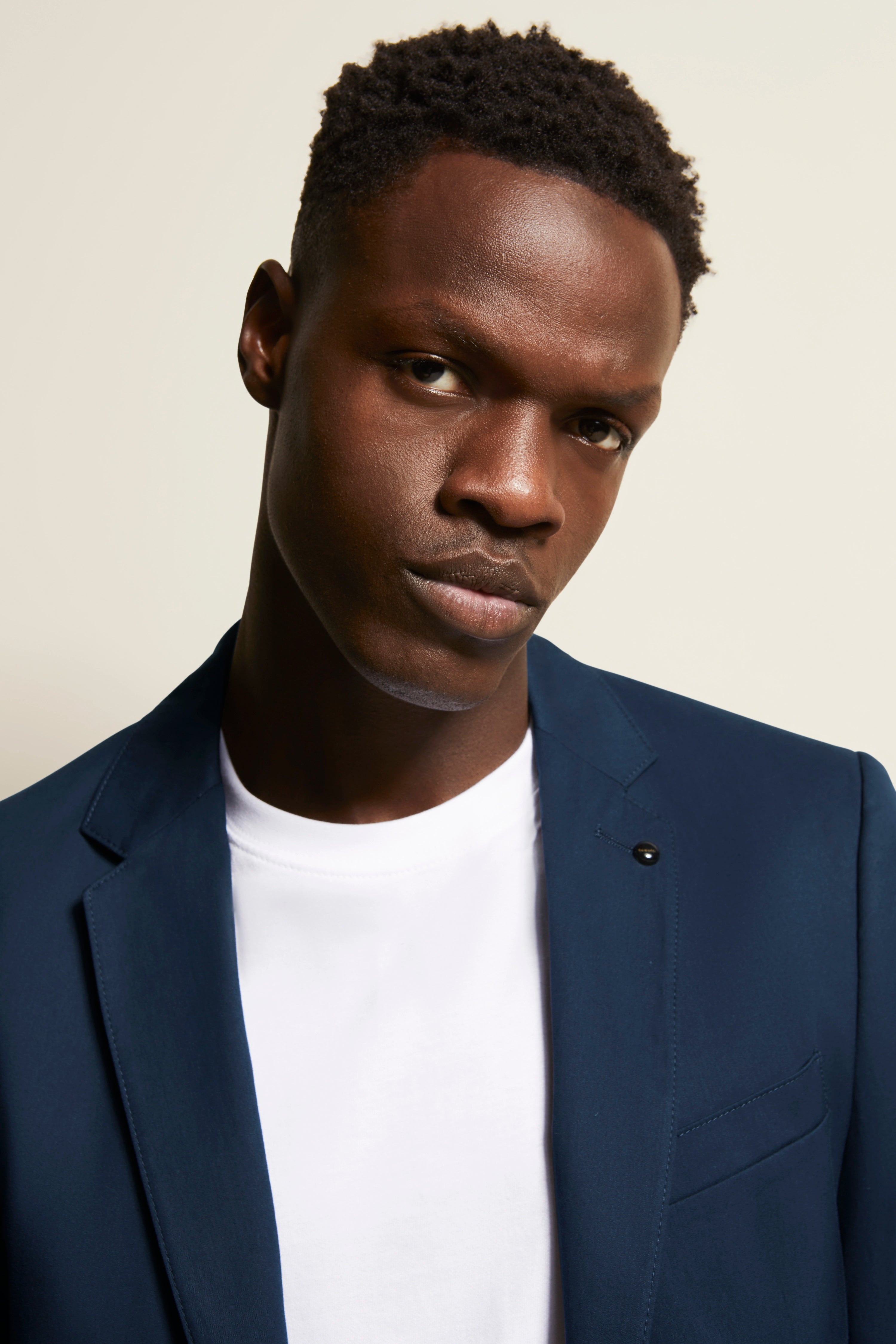 Blauw colbert en wit T-shirt van bugatti, casual gepresenteerd op model in close-up.
