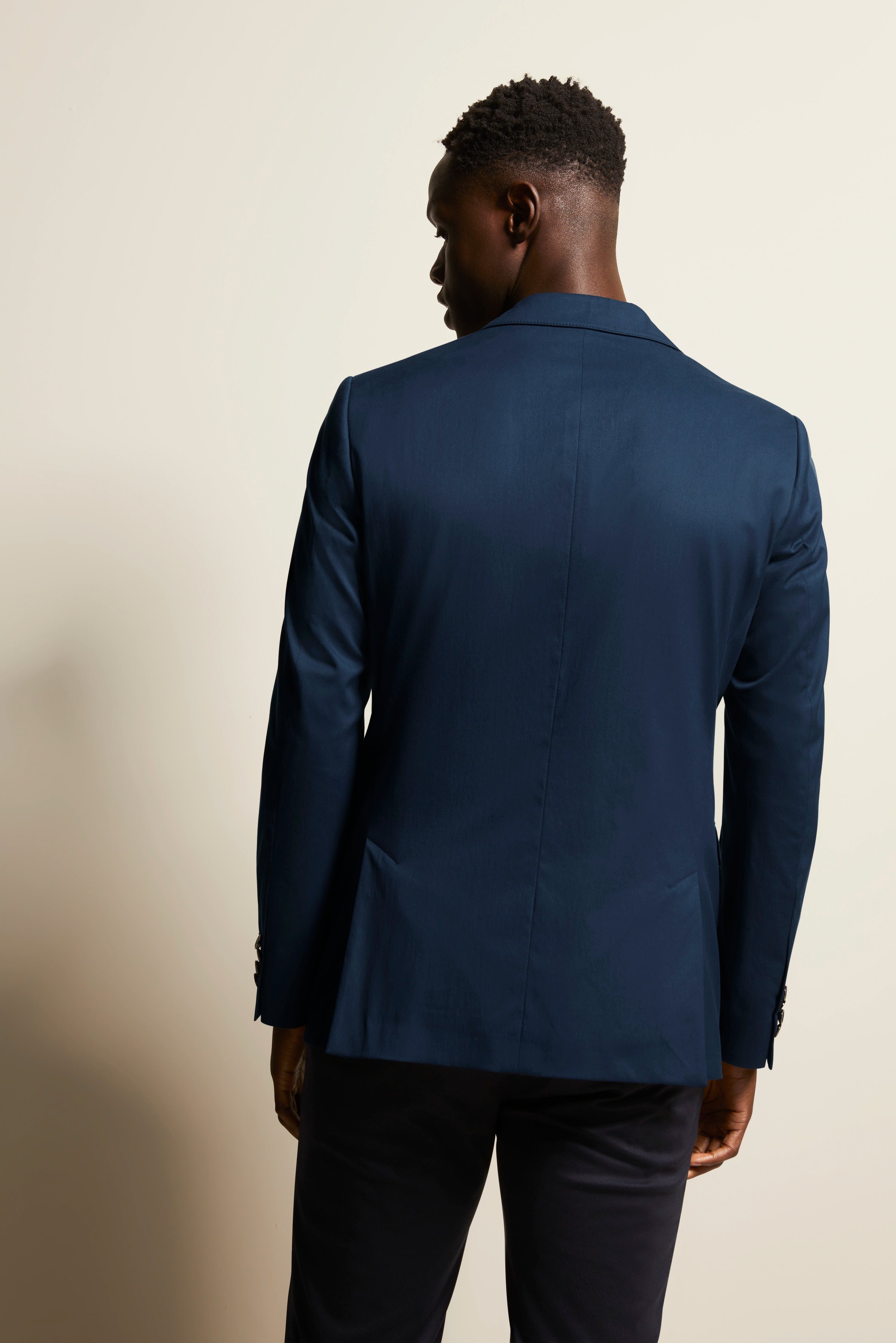 bugatti colbert in donkerblauw, model van achteren, ontspannen houding, elegante pasvorm.