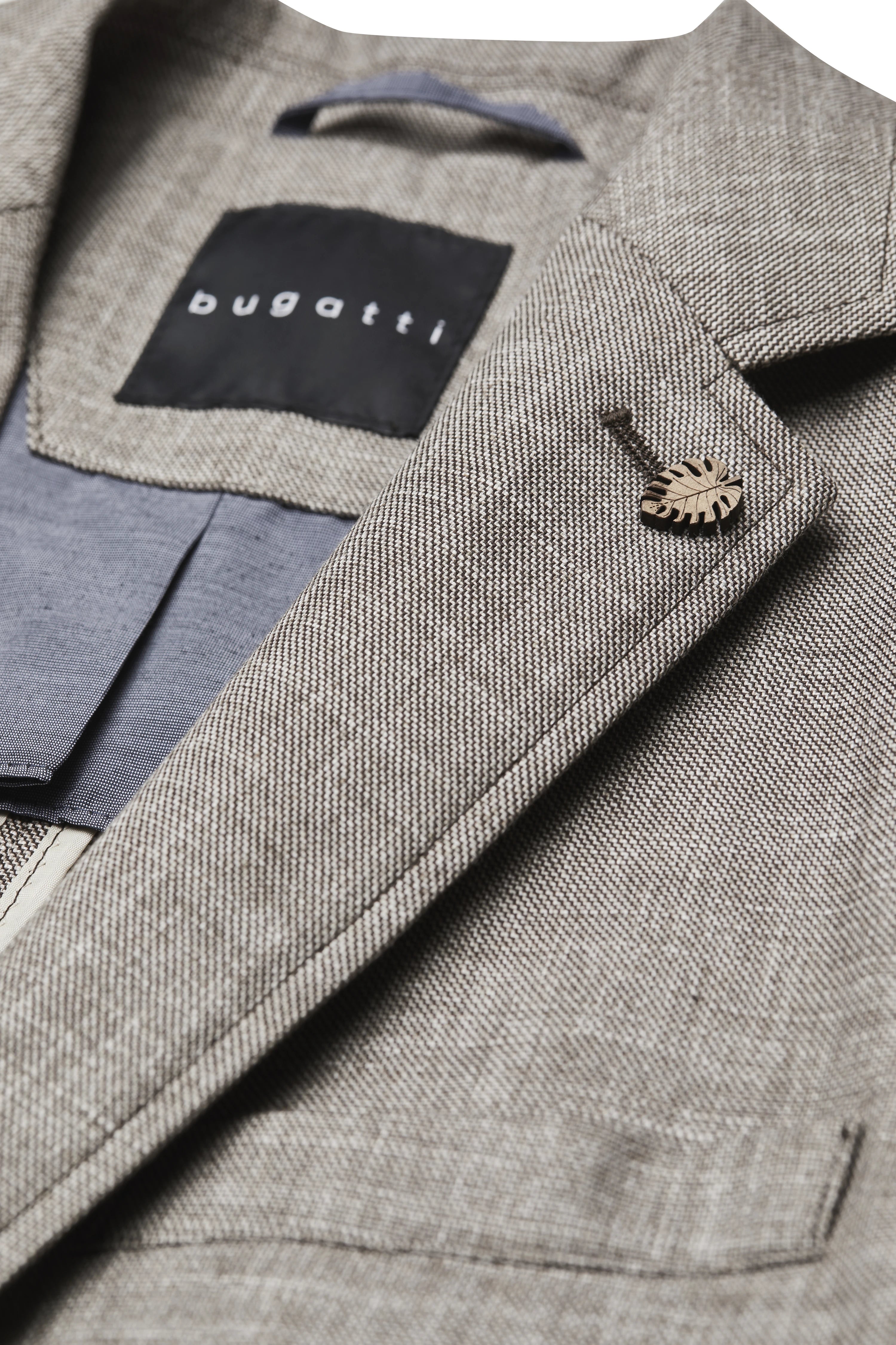 Achteraanzicht van een bugatti colbert in beige met fijne structuur, busteweergave.