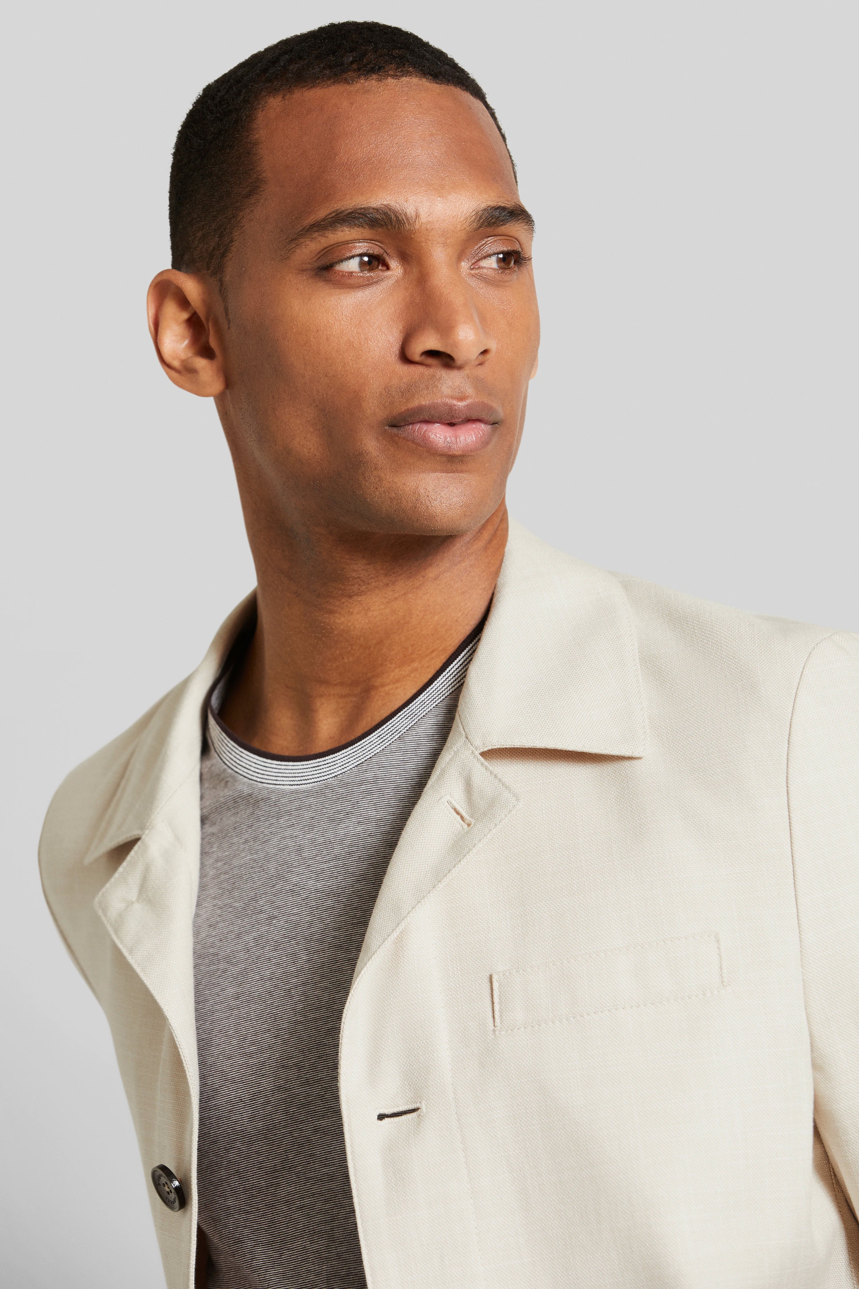 Beige bugatti Sakko Rückansicht, legeres Büstenbild, hochwertige Stofftextur.