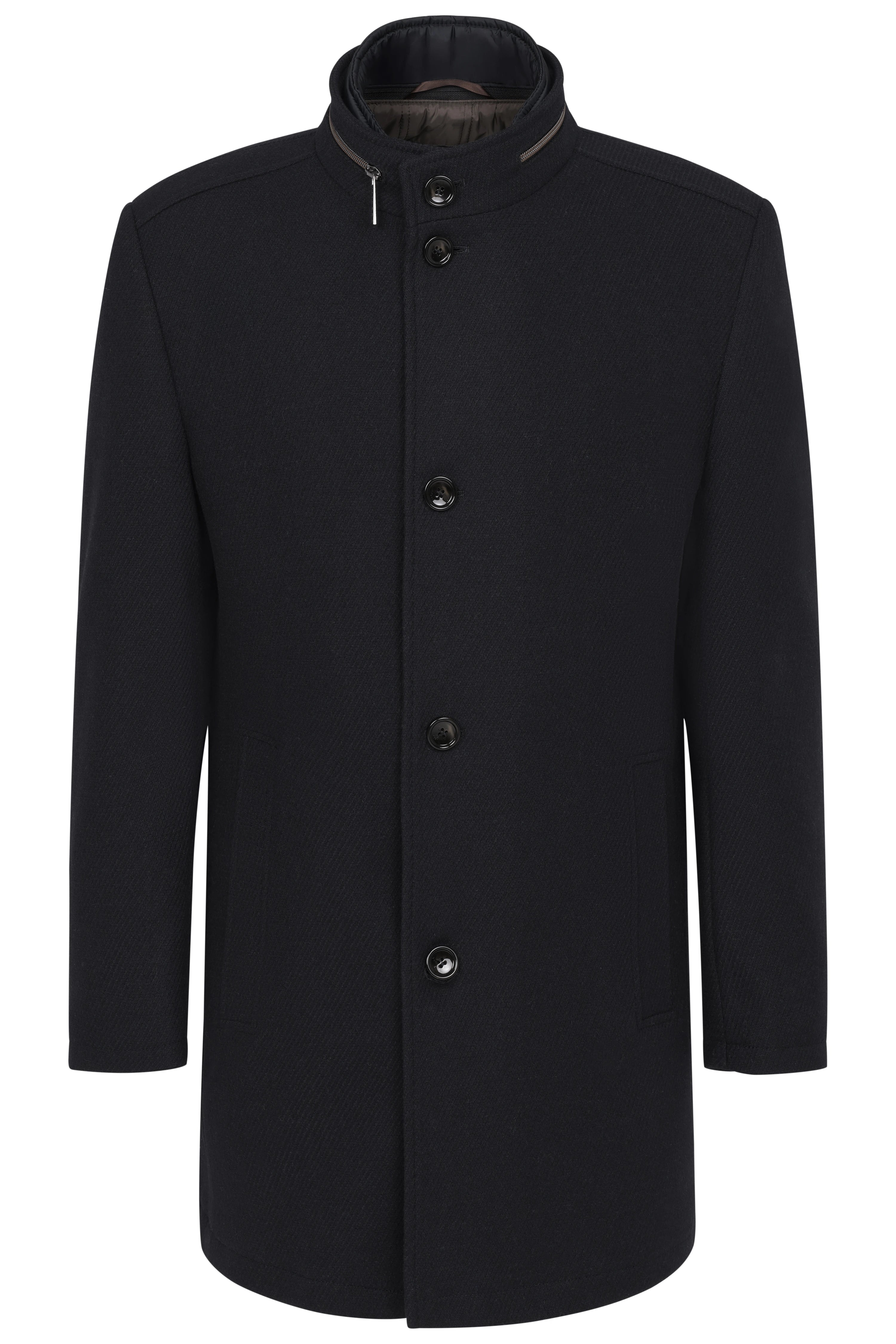 Model draagt navy bugatti jas, beige chino, donkere schoenen