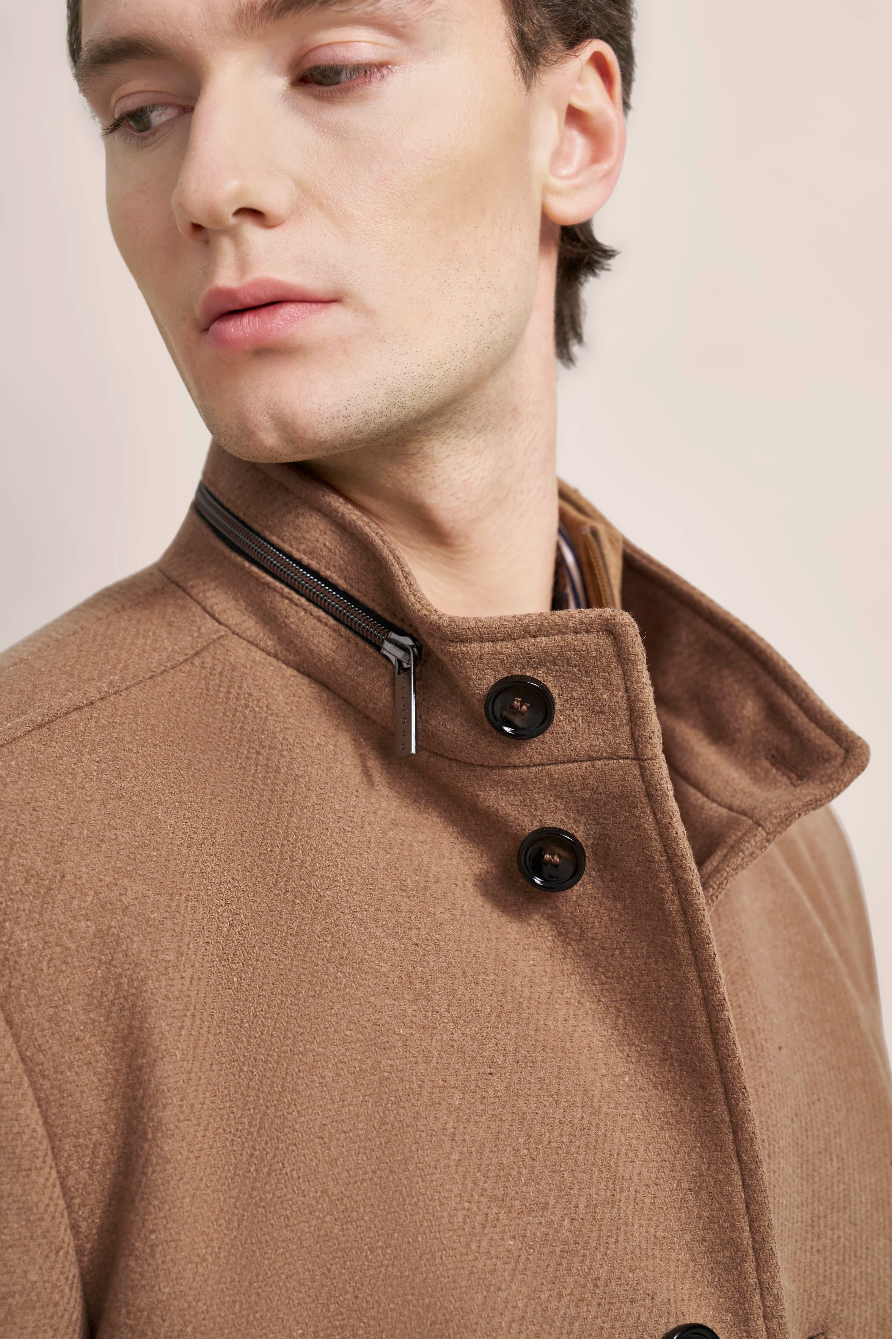 Braune bugatti Jacke mit Stehkragen und Knöpfen, Modelbild seitlich, lässig-elegantes Posing.
