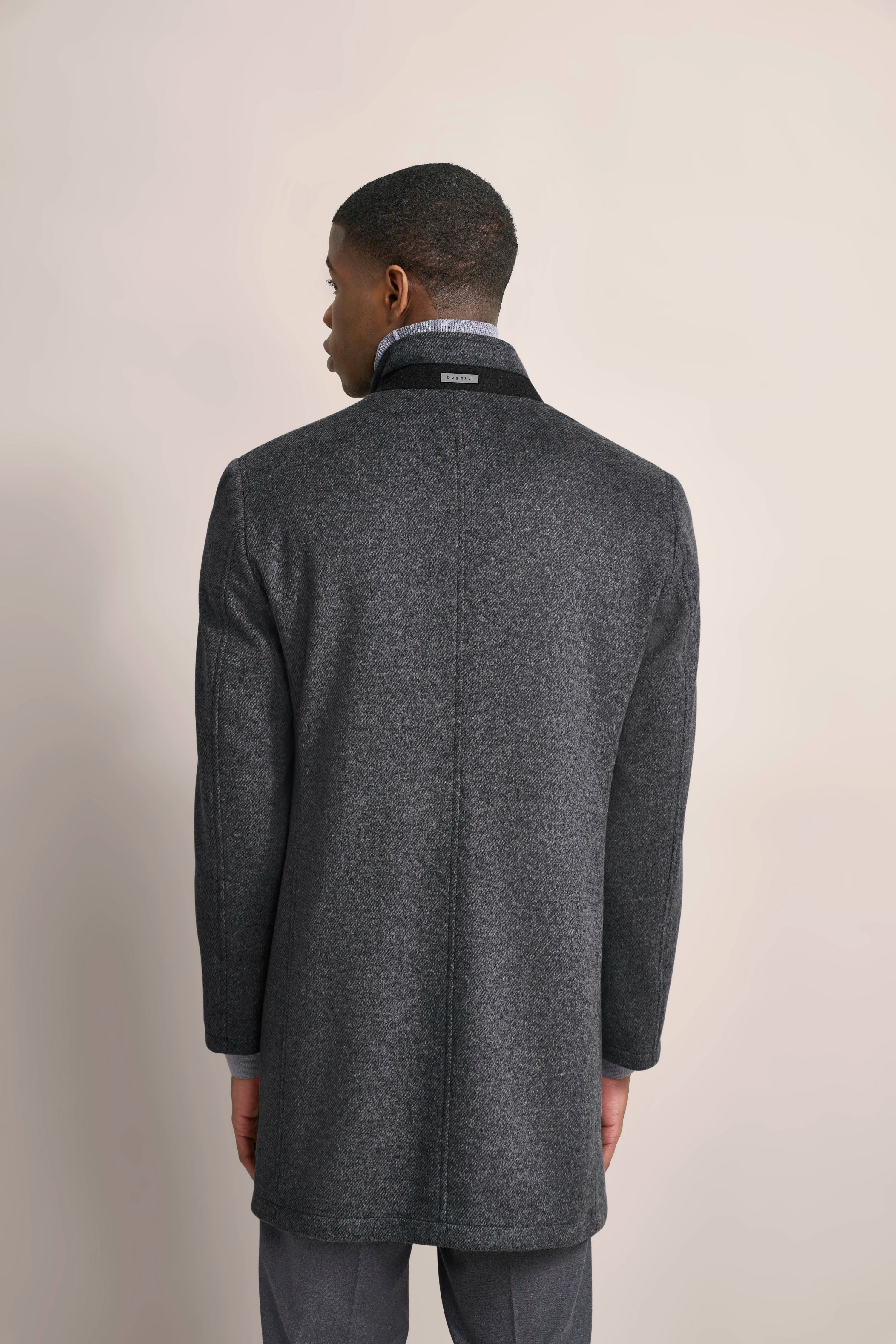 Grauer bugatti Mantel, Modellansicht von hinten, klassisches Design, eleganter Stil.