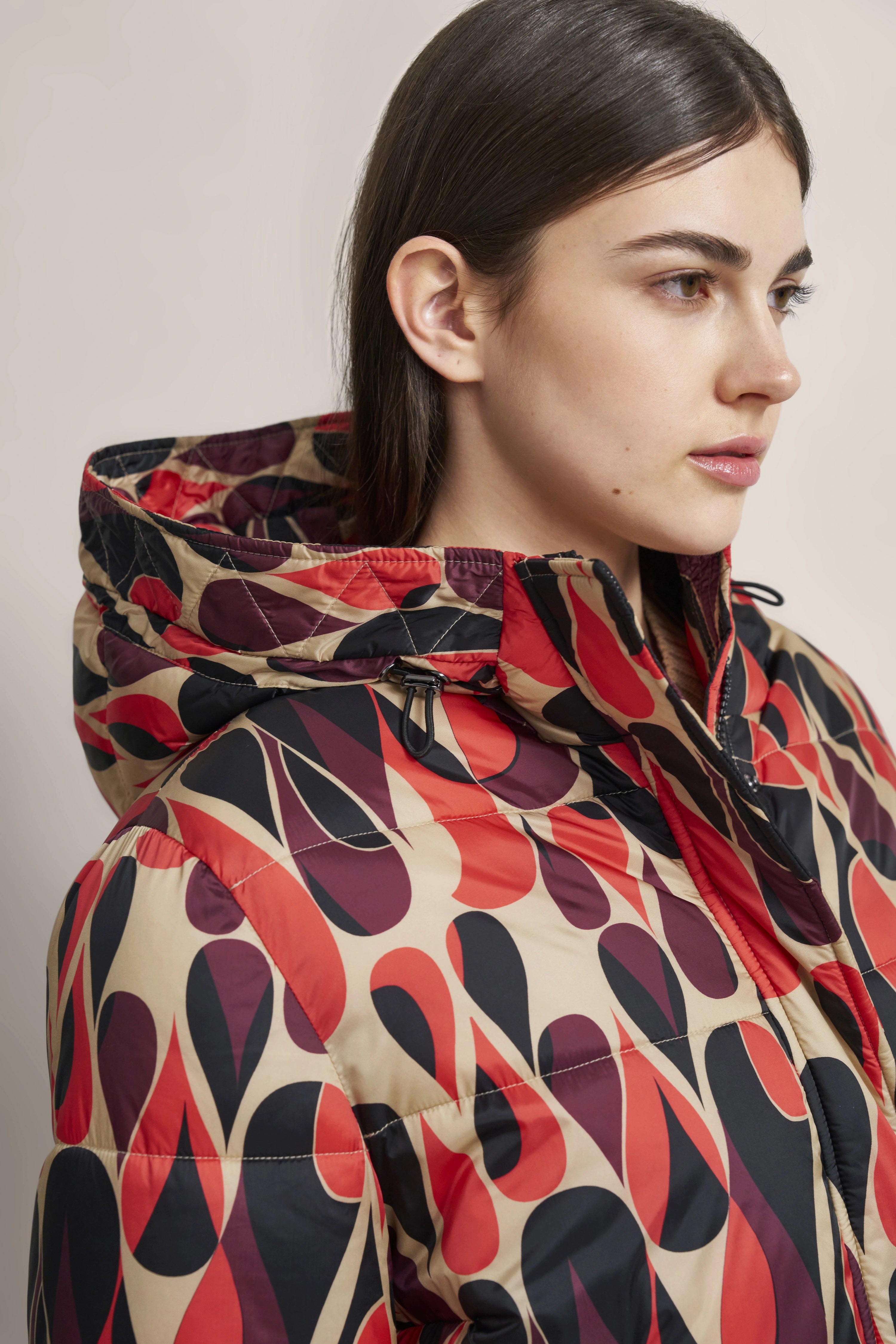 Modelbild: Bunte, gemusterte bugatti Jacke mit Kapuze, Nahaufnahme, seitliches Posing.