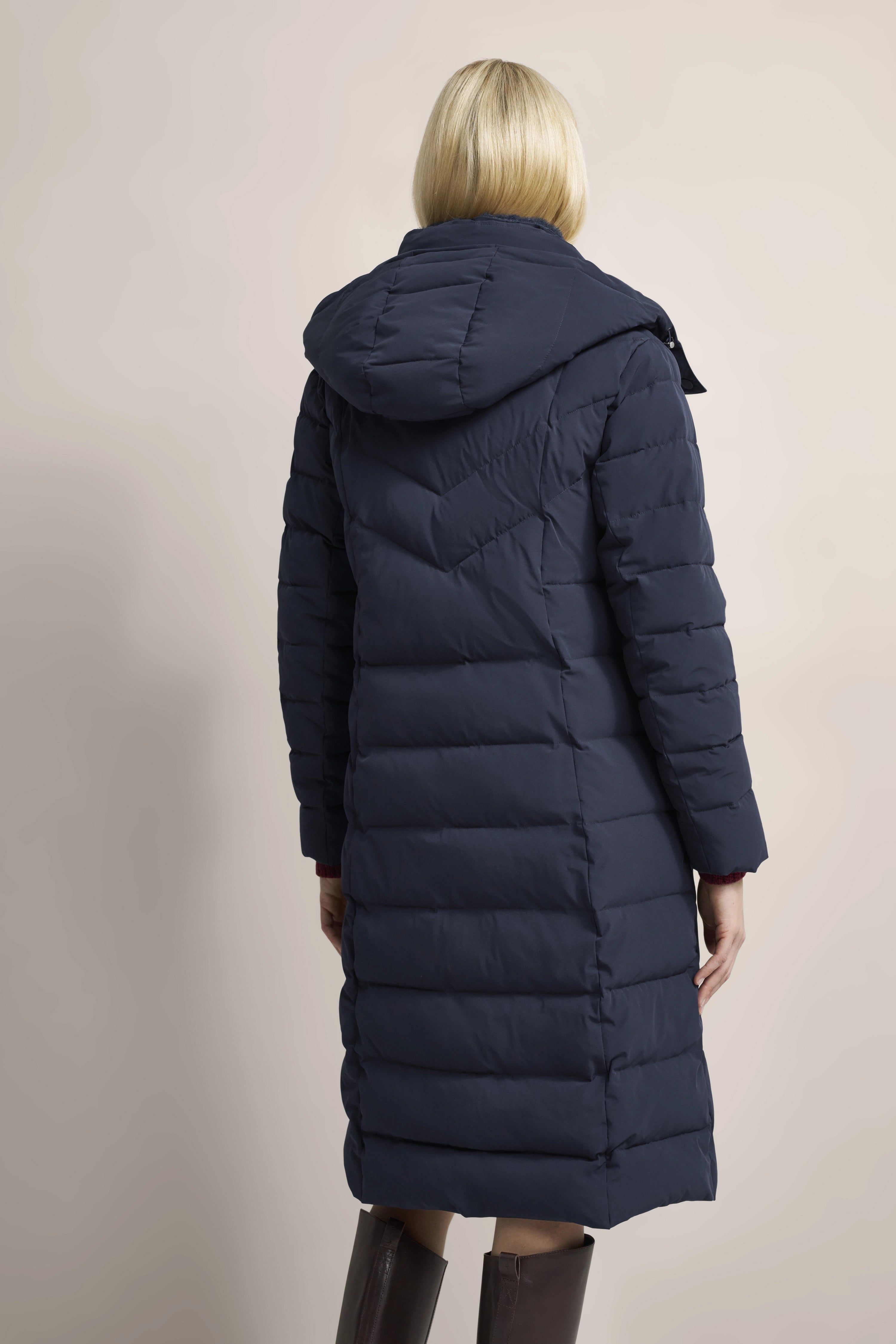 Donkerblauwe bugatti donsjas op model, achterkant, met capuchon, casual elegant.