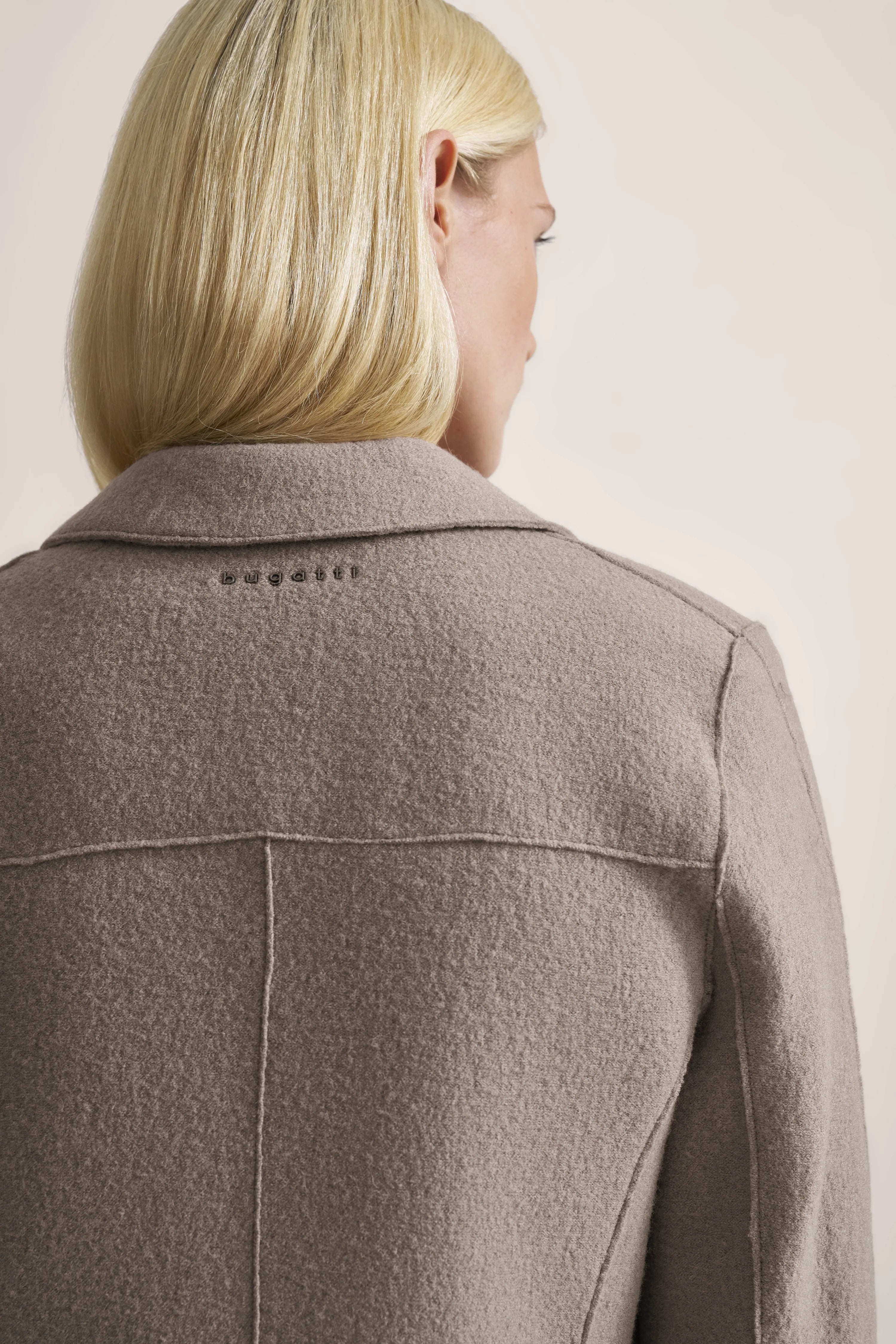 Bugatti Mantel in Beige mit Knöpfen, Büstenbild, klassischer Stil, Innenfutter mit blauem Punktmuster.
