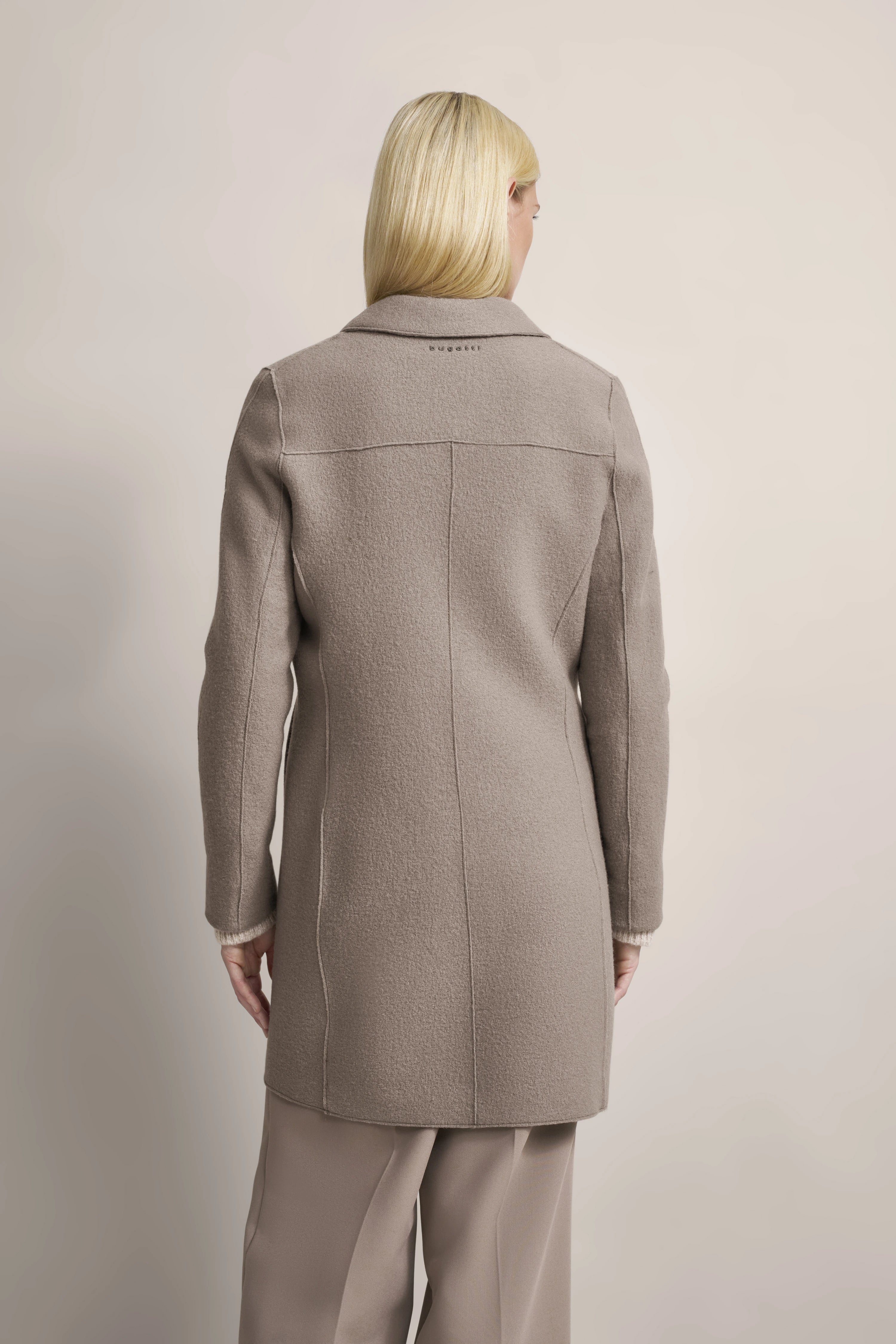 lässige Pose, Hände in Taschen.