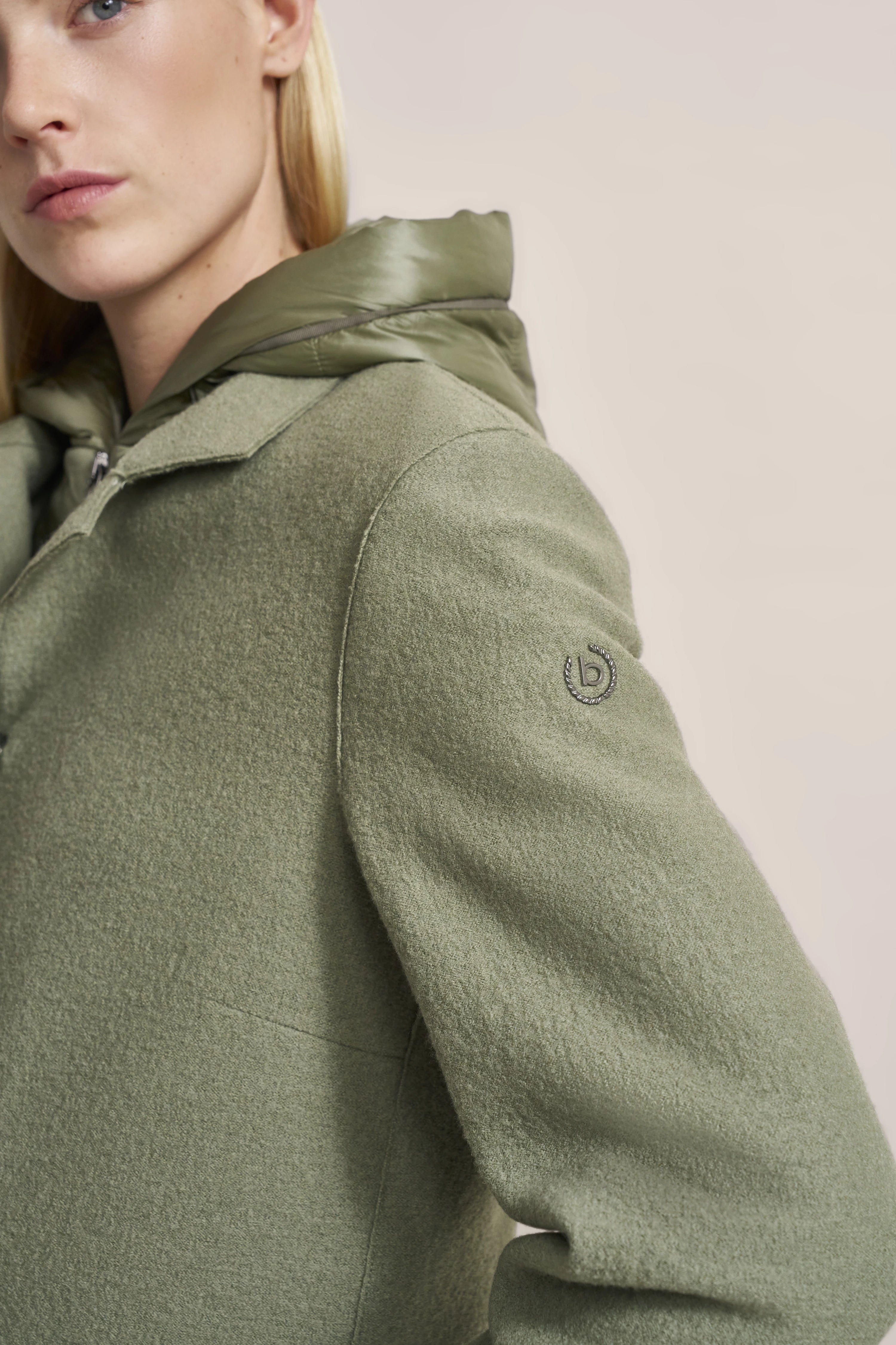 Grünes bugatti Modelbild, Büstenansicht mit Kapuze, seitliches Posing, stilvoll und zeitlos.