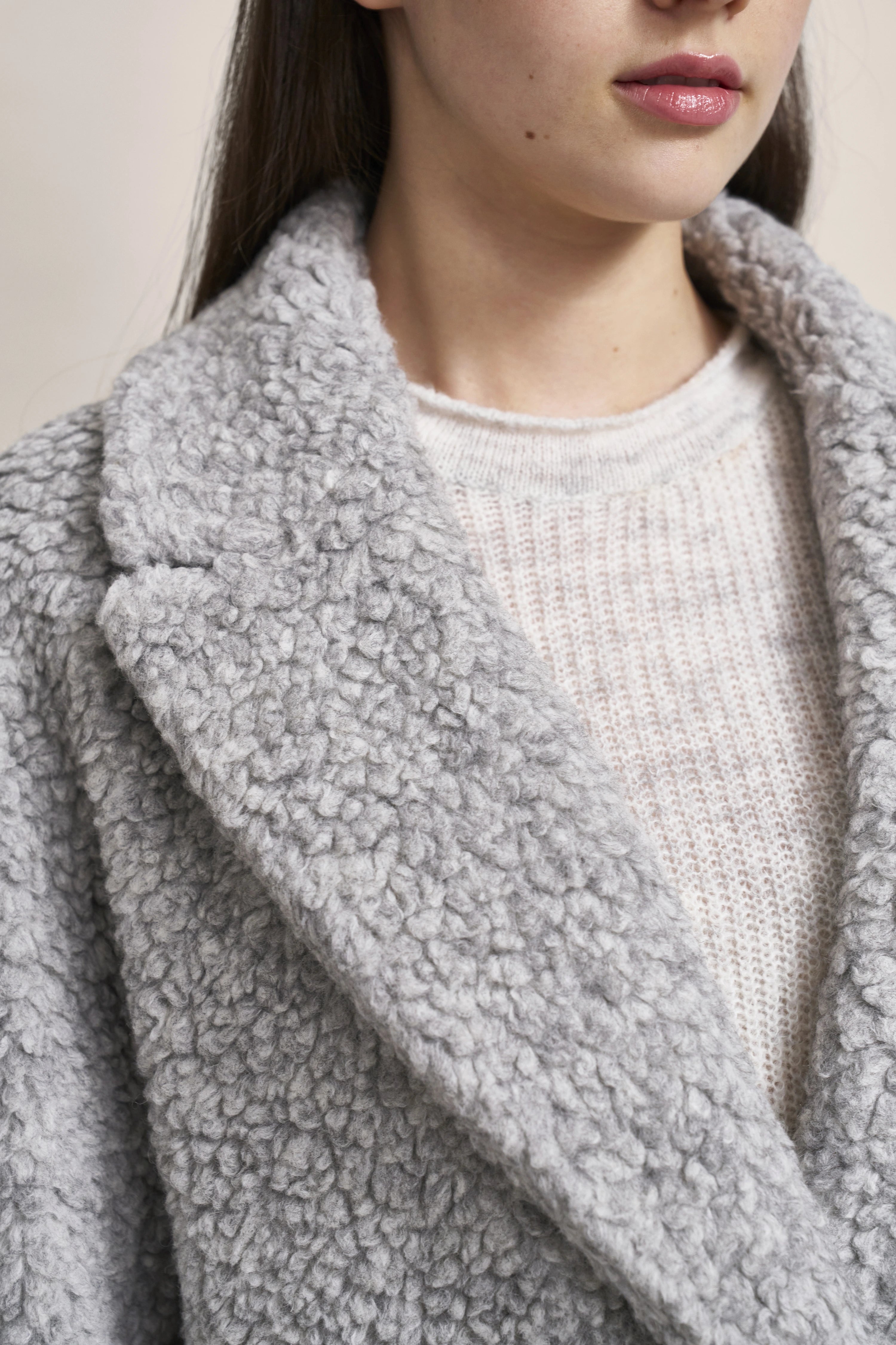 Grijze bugatti jas, bouclé-ontwerp, busteweergave, stijlvol en tijdloos.