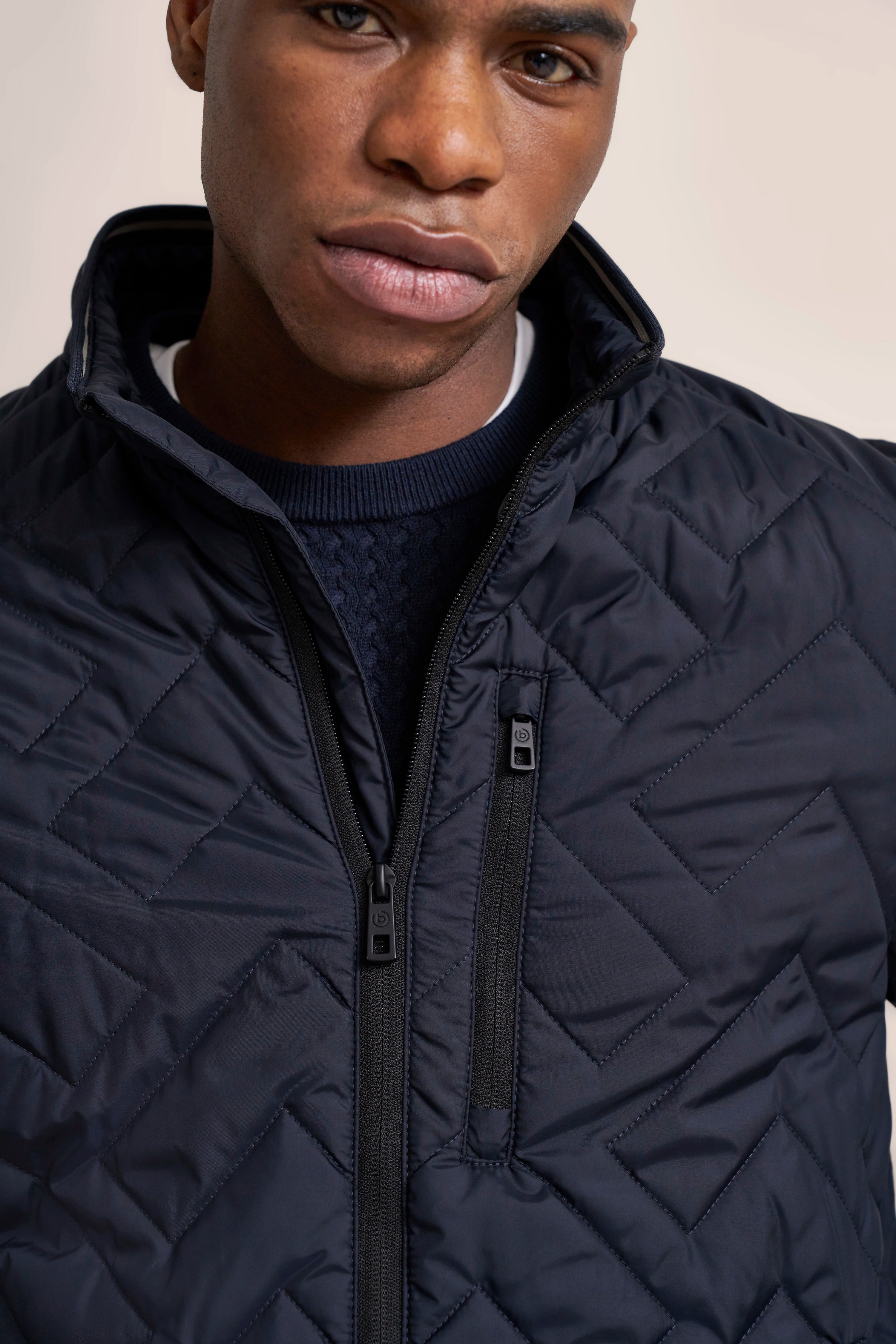 Büstenbild in dunkelblauer Steppjacke von bugatti, modern und stilvoll.