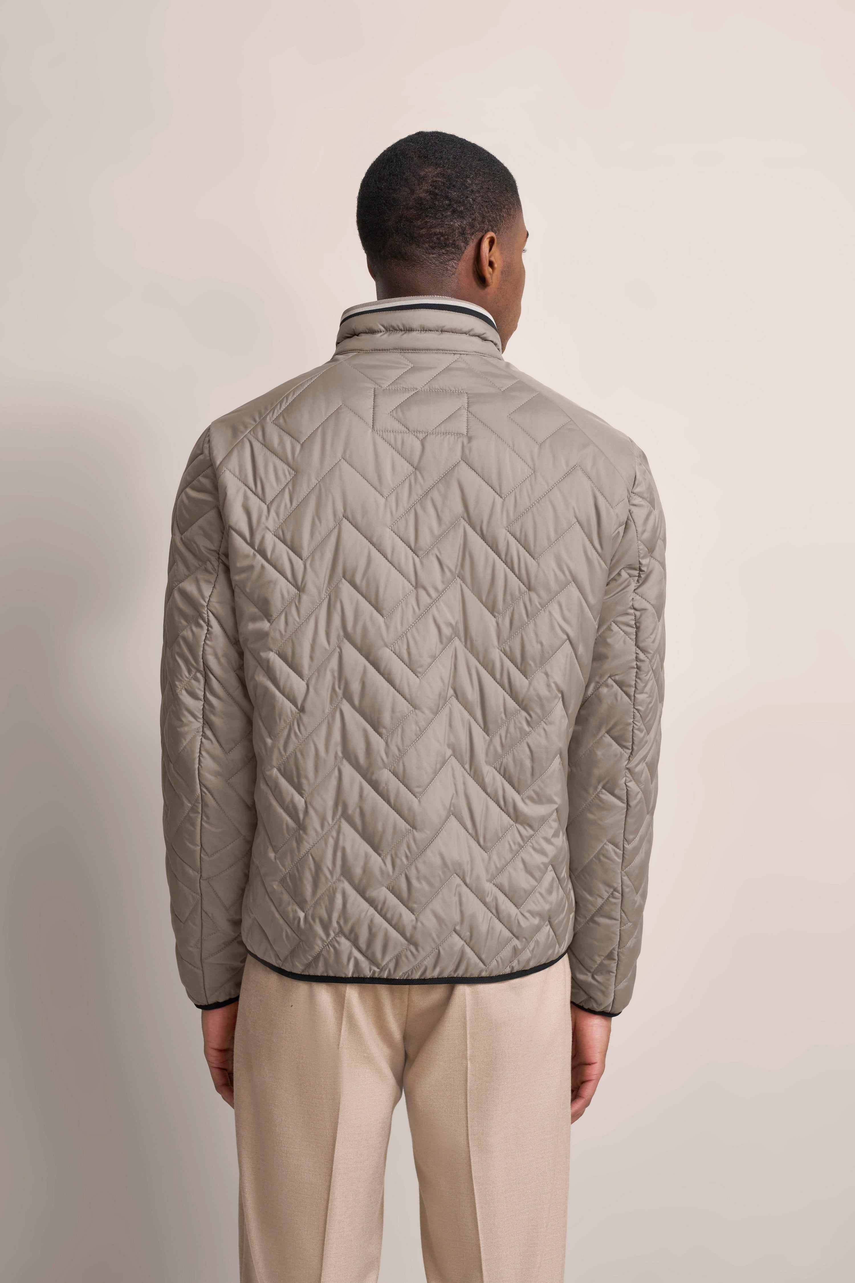 Steppjacke in Beige von bugatti, Rückansicht, geometrisches Muster, legeres Modelbild.