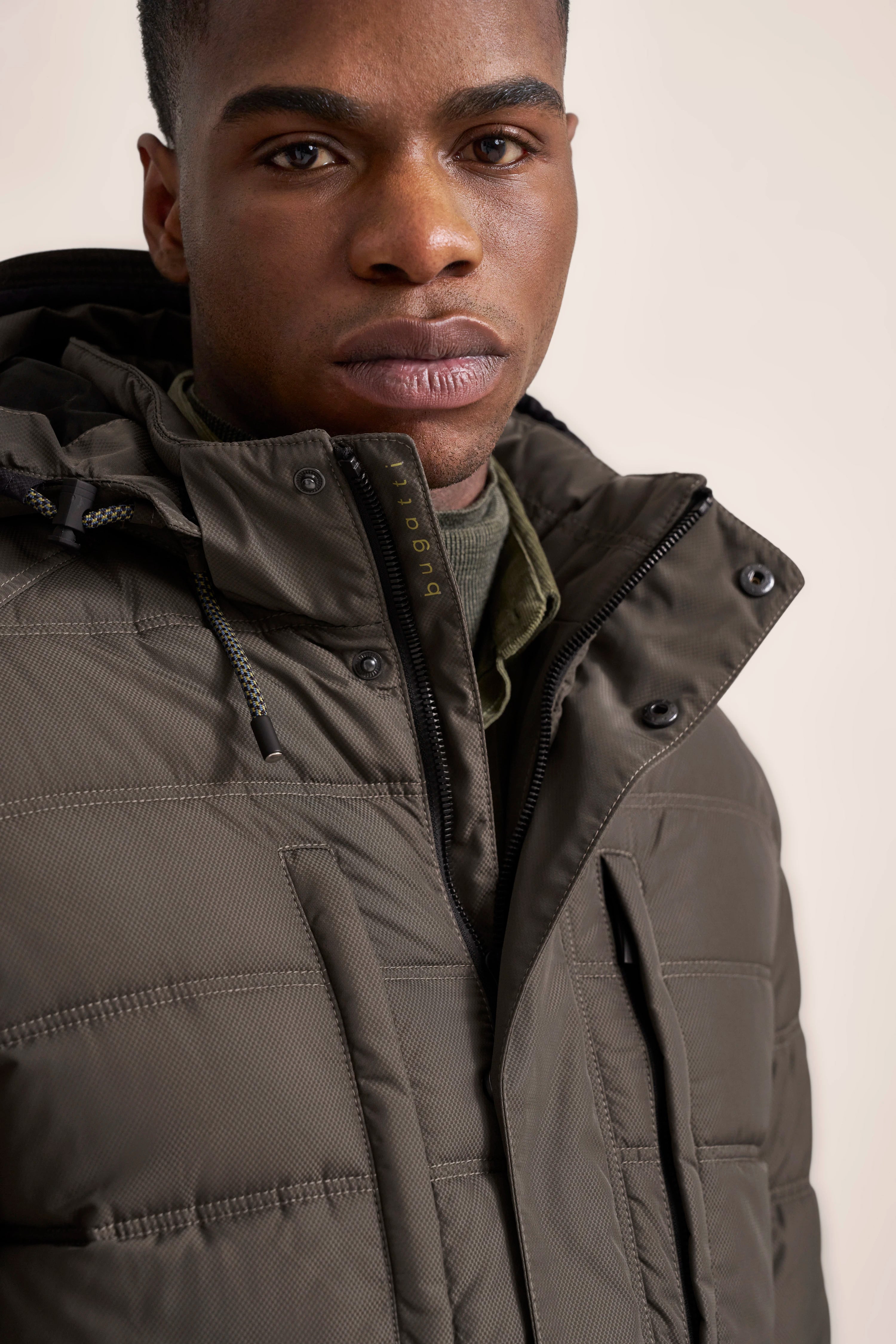 Bugatti olivgrüne Steppjacke mit Kapuze, Büstenbild, stilvoll für urbane Looks.
