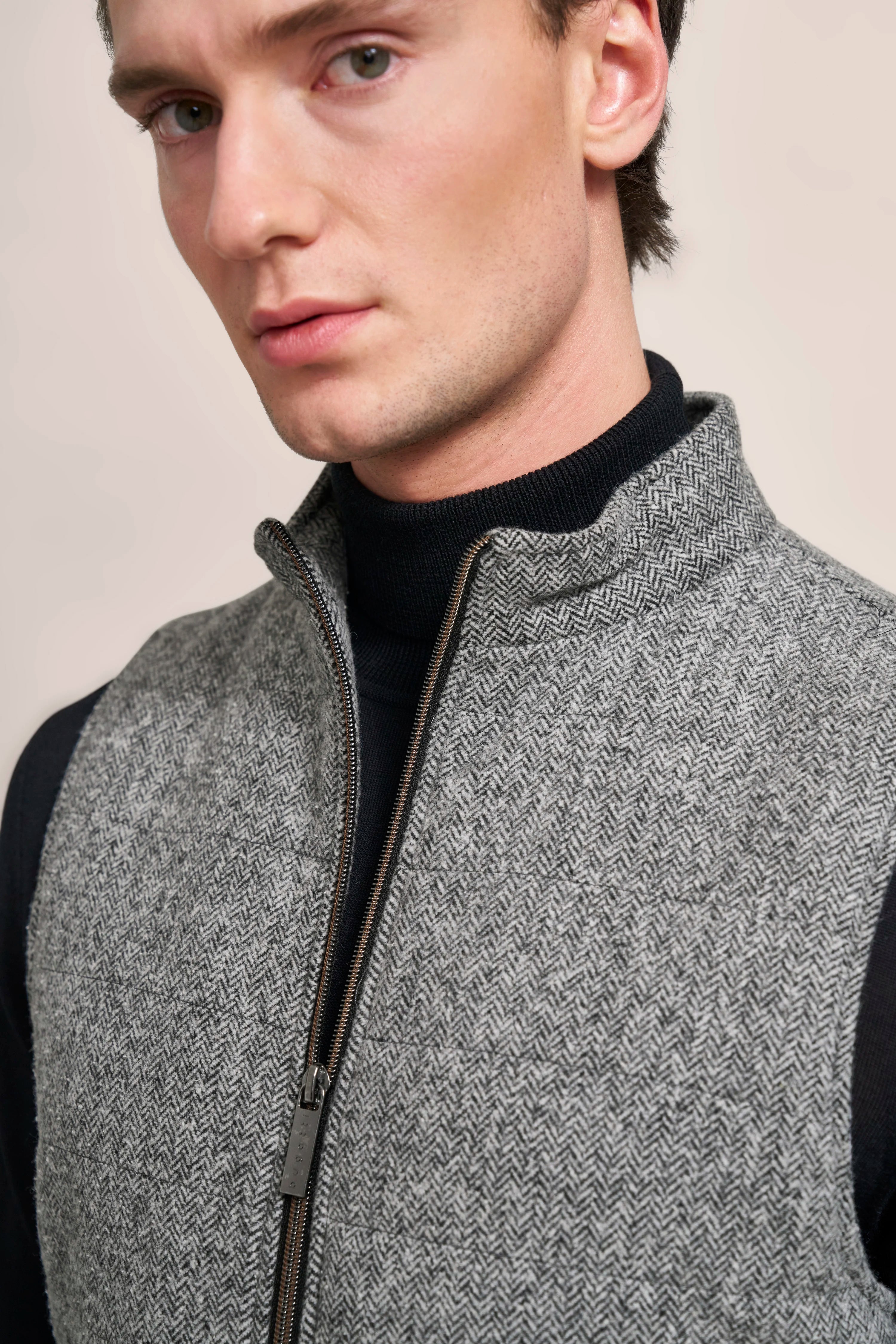 Gray bugatti herringbone vest, back view bust.