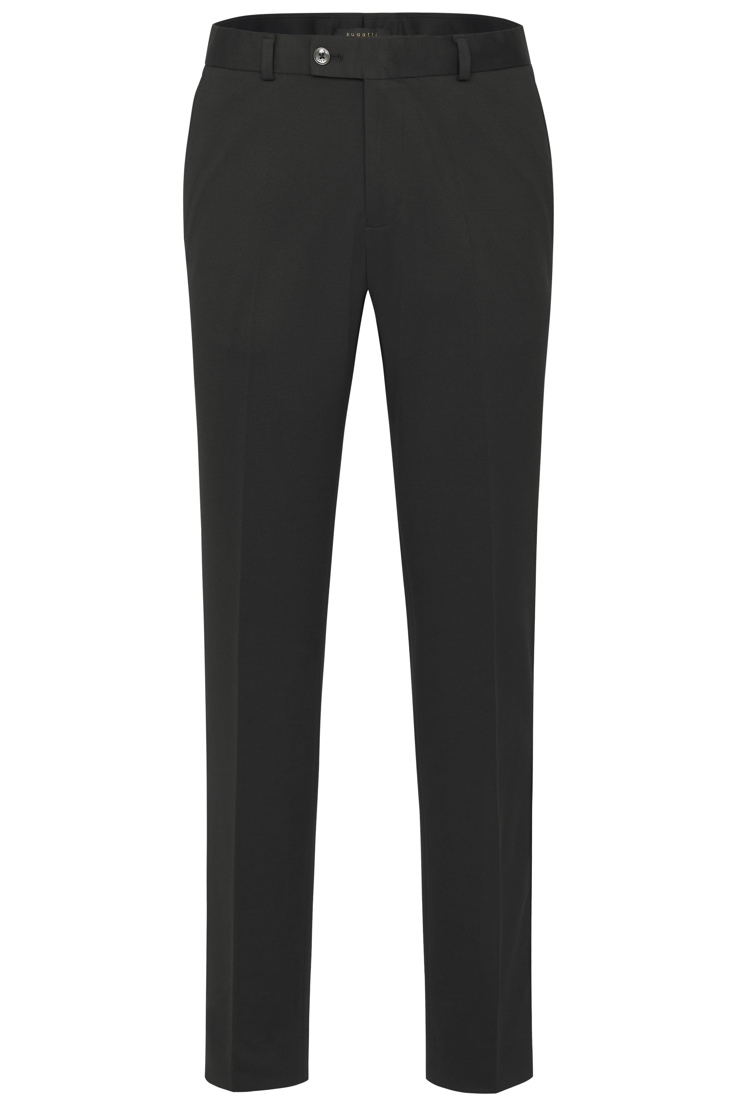 bugatti Model trägt schwarzen Rollkragenpullover und graue Hose, Hände in den Taschen, lässige Pose.