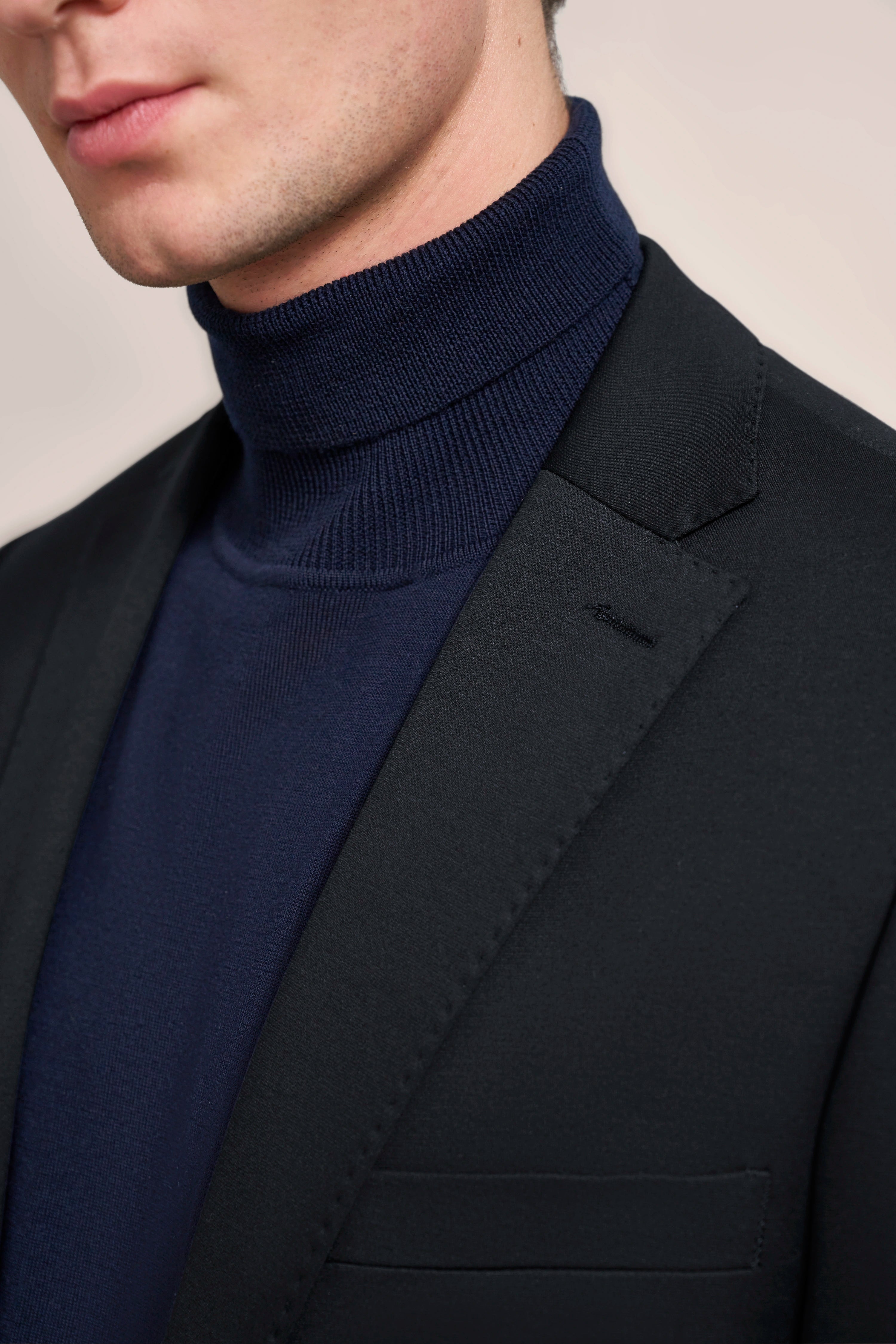 bugatti schwarzes Sakko, klassisch, Büstenbild.