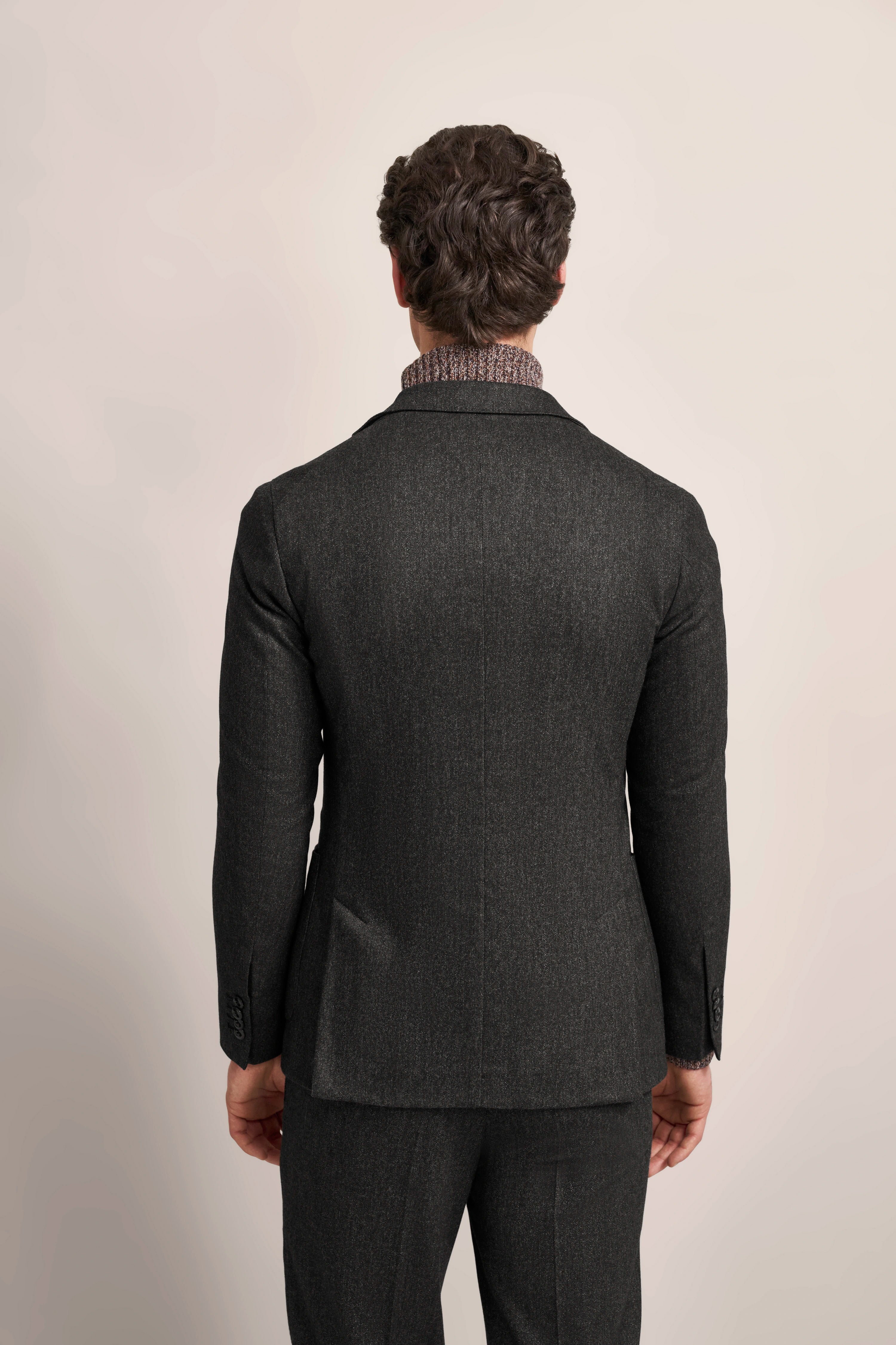 bugatti Anzug in Dunkelgrau, Rückansicht auf Model, eleganter Stil, hochwertige Verarbeitung.