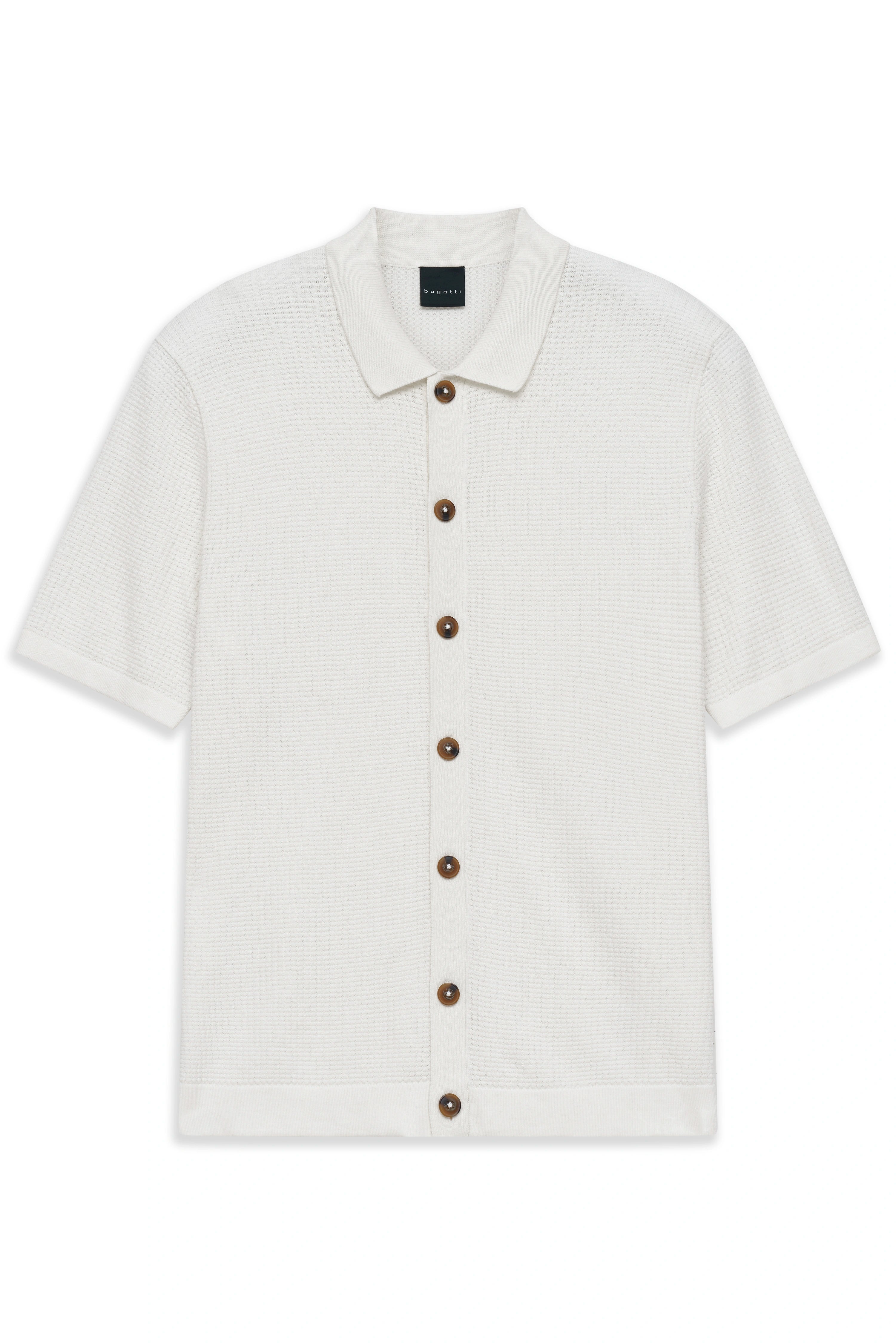 Weißes bugatti Kurzarmhemd mit Knopfleiste, legeres Büstenbild.