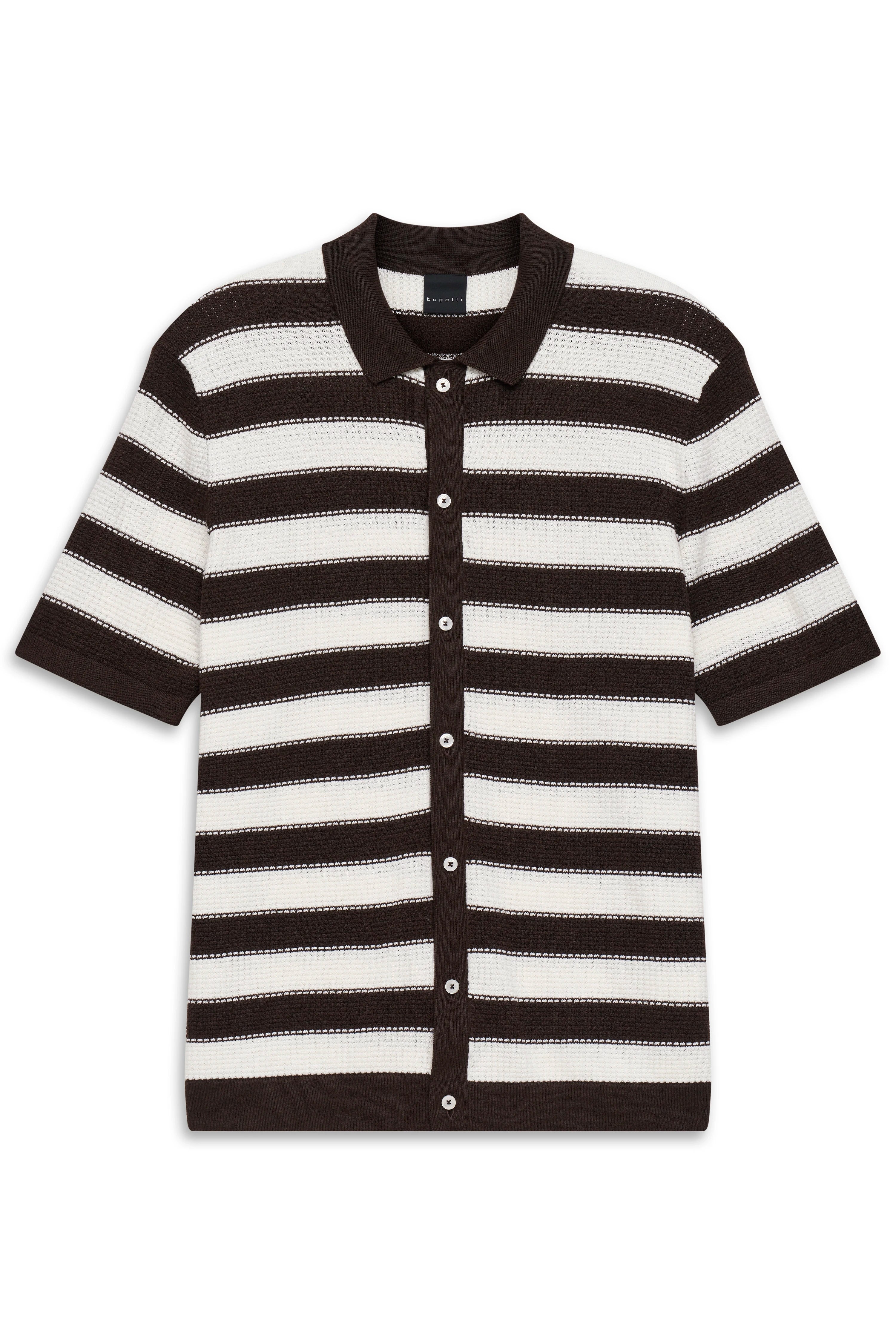 bugatti Poloshirt mit braun-weißem Streifenmuster, Büstenbild, zeitloser Stil.