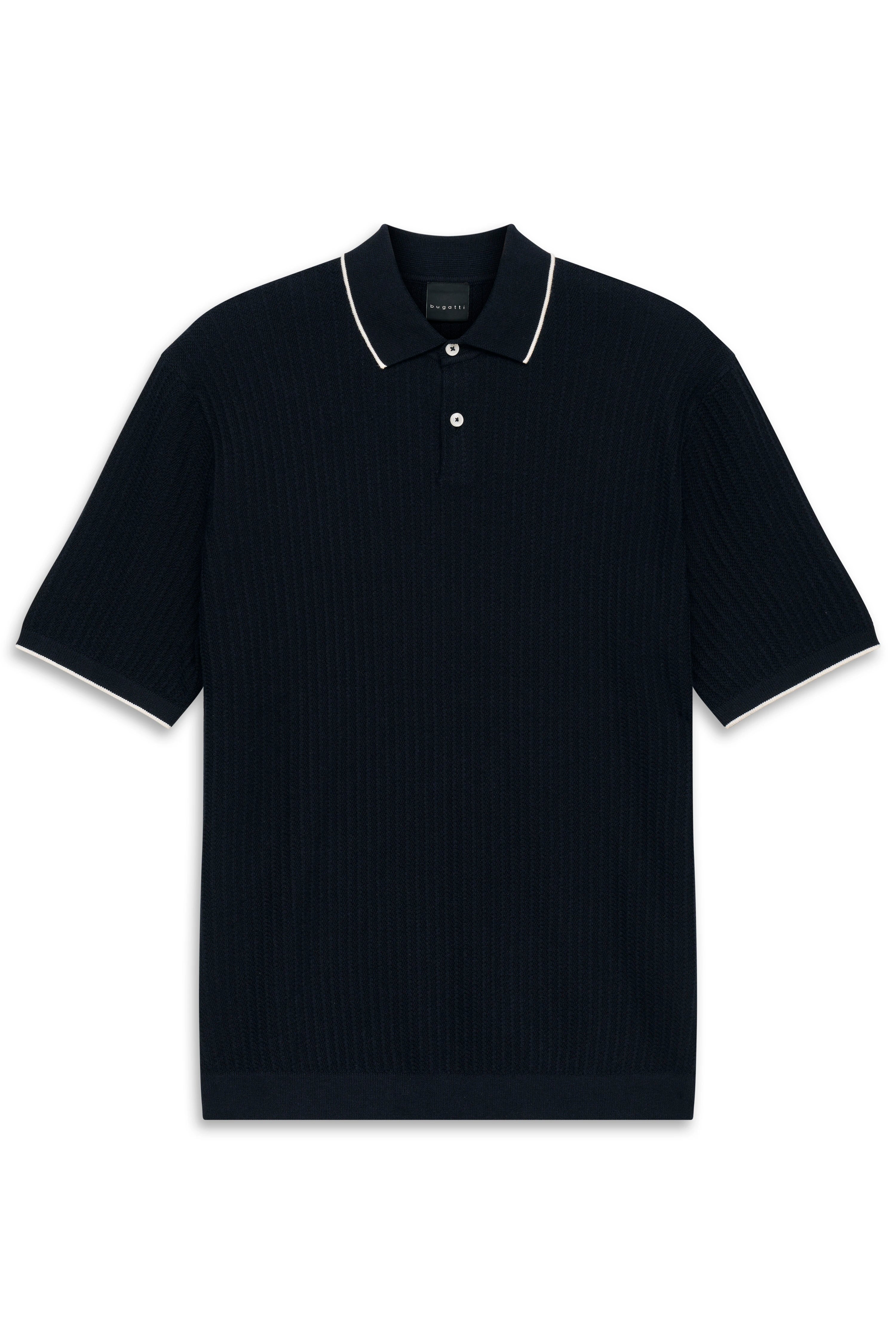Dunkelblaues bugatti Polohemd mit feinem Streifenmuster, Büstenbild.