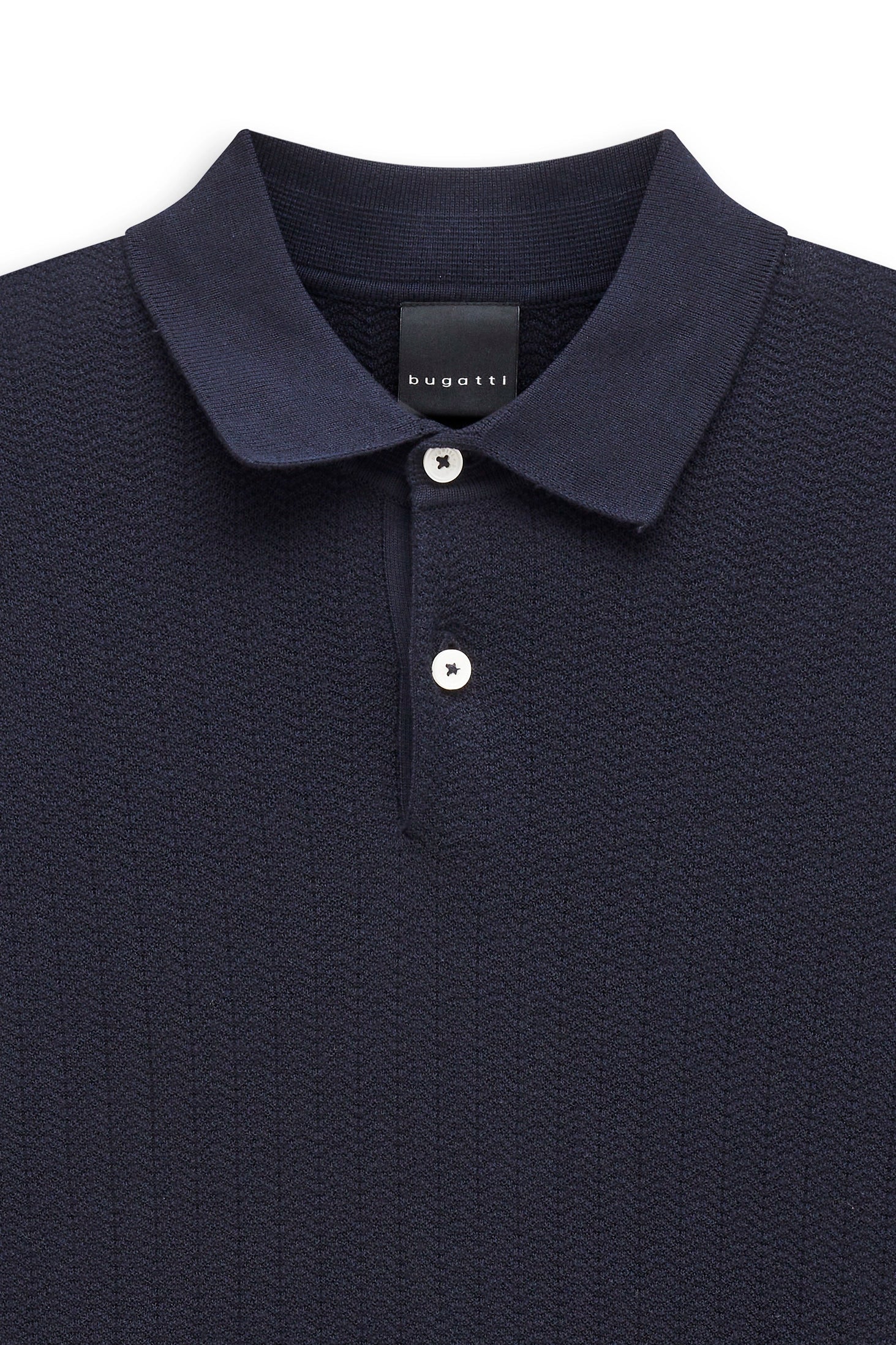 Dunkelblaues bugatti Polohemd, feines Muster, Büstenbild, stilvoll und elegant.