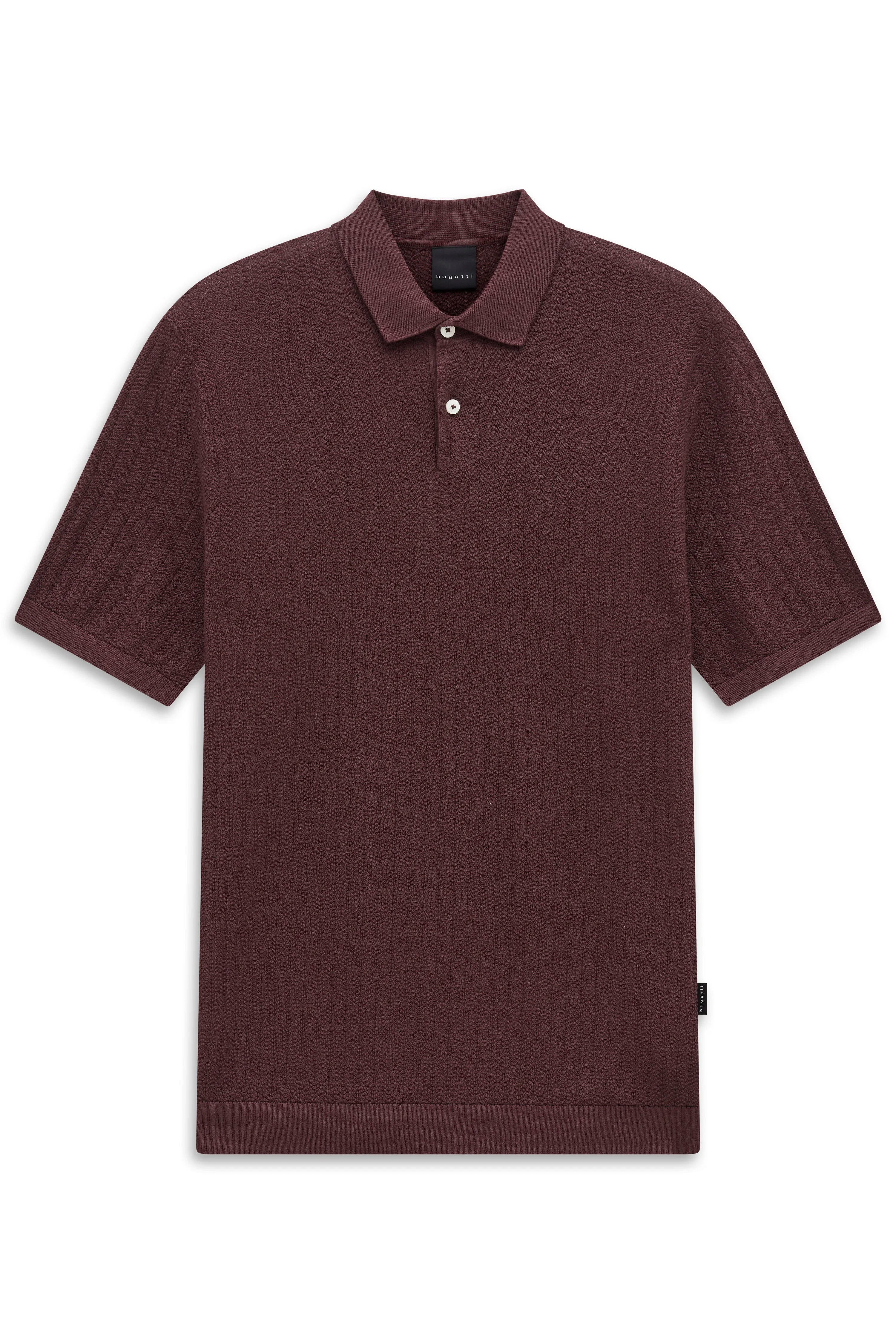 Bugatti Poloshirt in Burgund, Büstenbild, dezentes Zickzack-Muster, kurzärmelig, klassischer Stil.