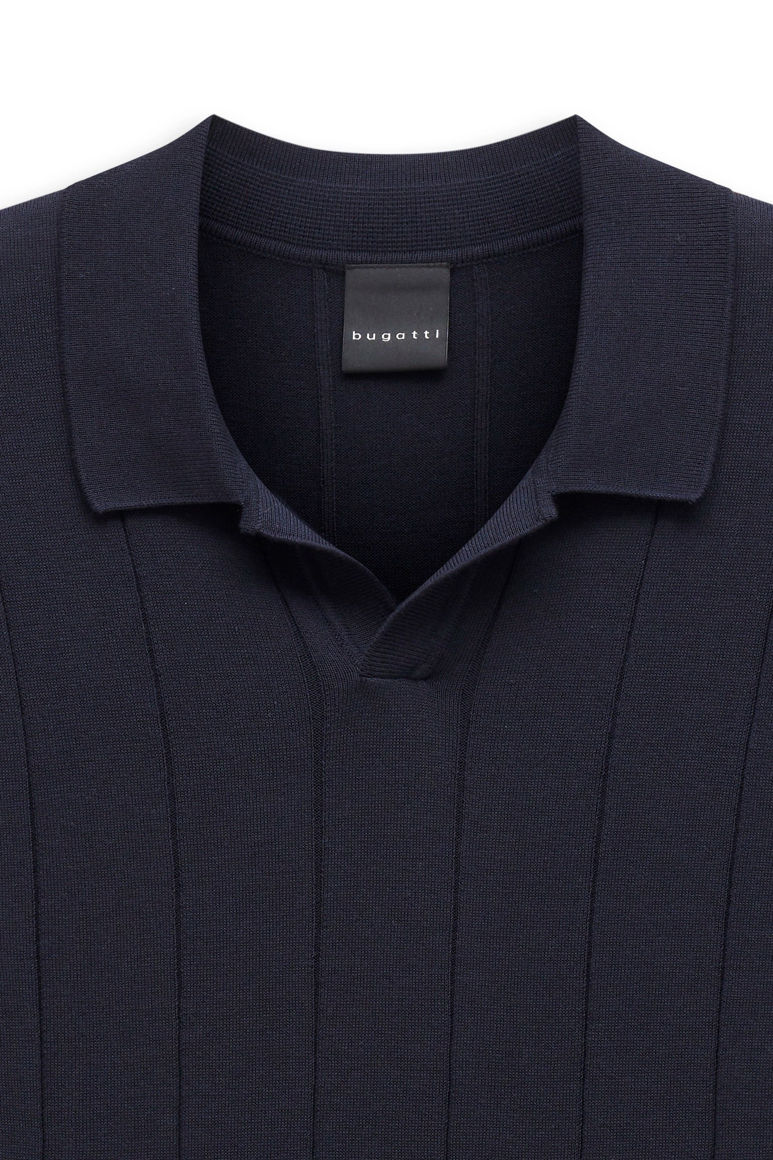 bugatti dunkelblauer Strickpullover mit Kragen, Detailaufnahme, elegantes Design.