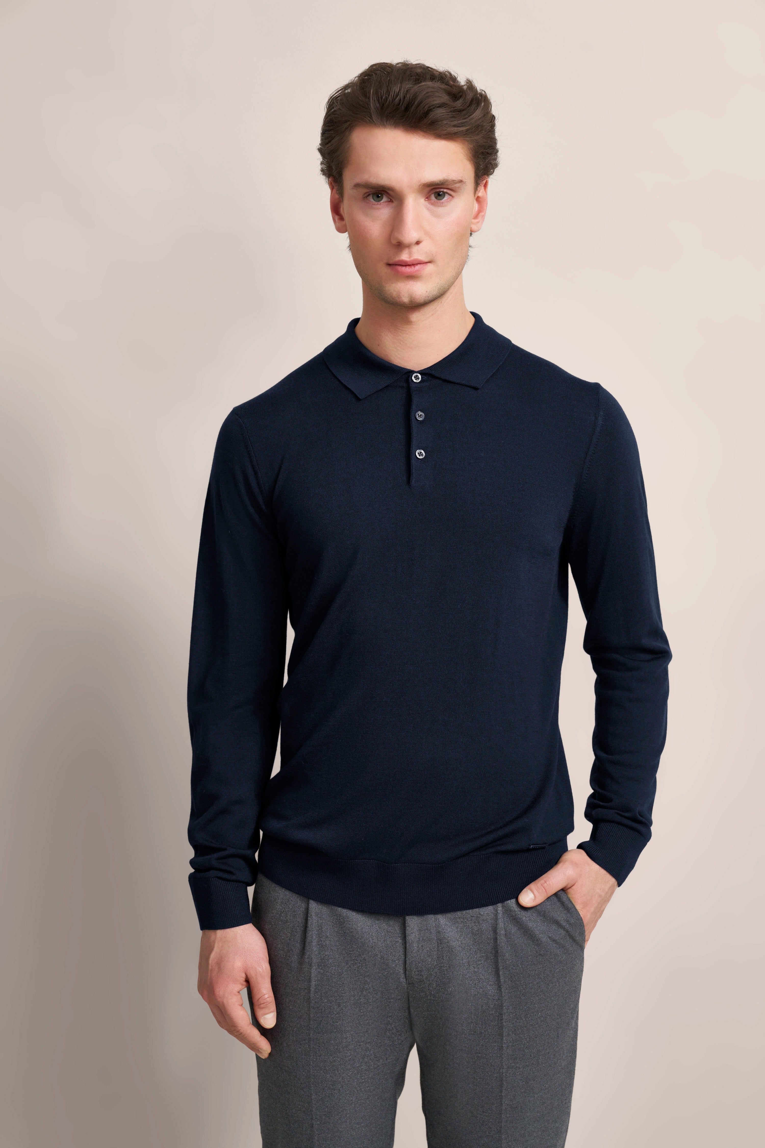 Navy Pullover mit Kragen, graue Hose