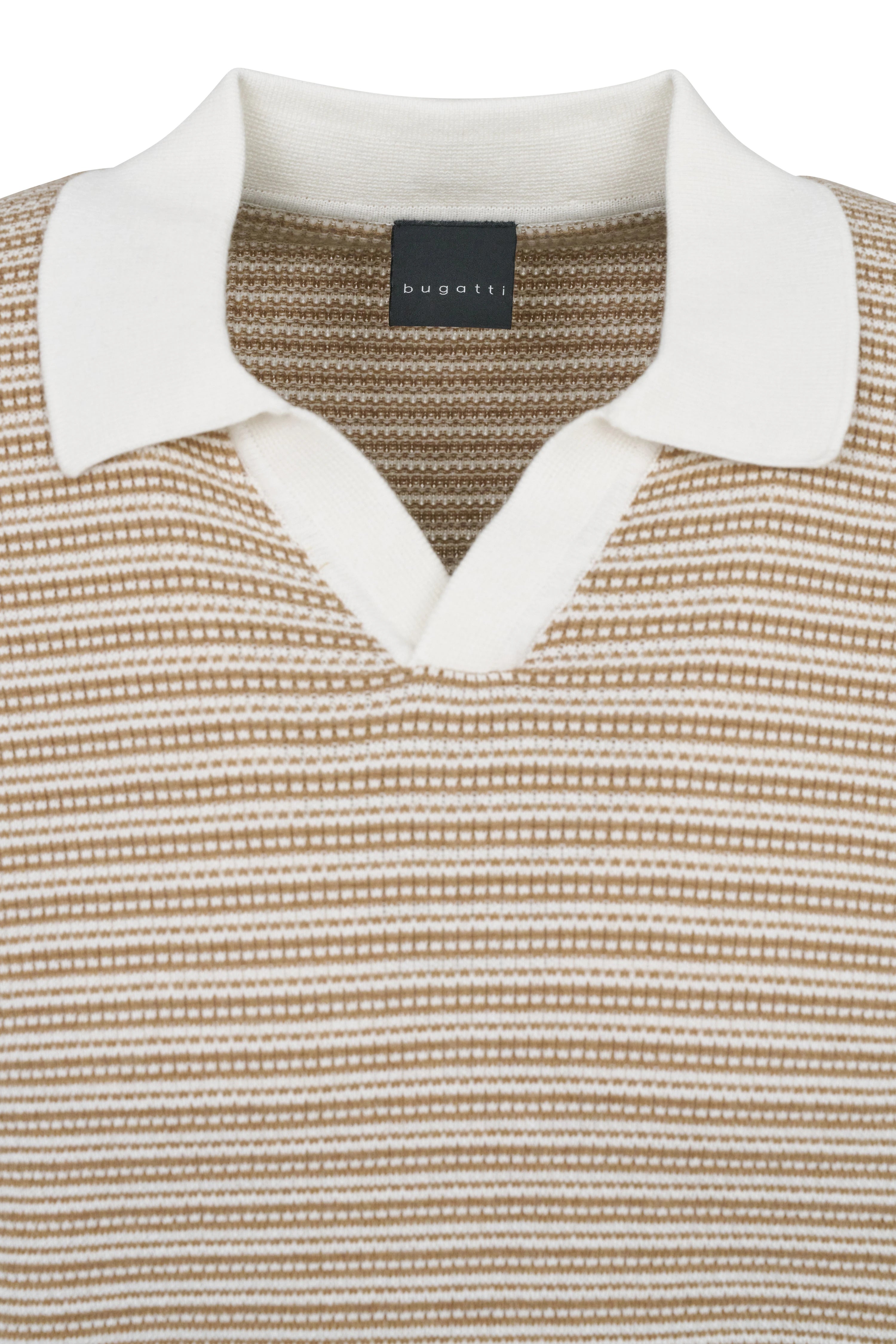 Bugatti Poloshirt, beige-weiß gestreift, Nahaufnahme des Kragens, elegantes Design.