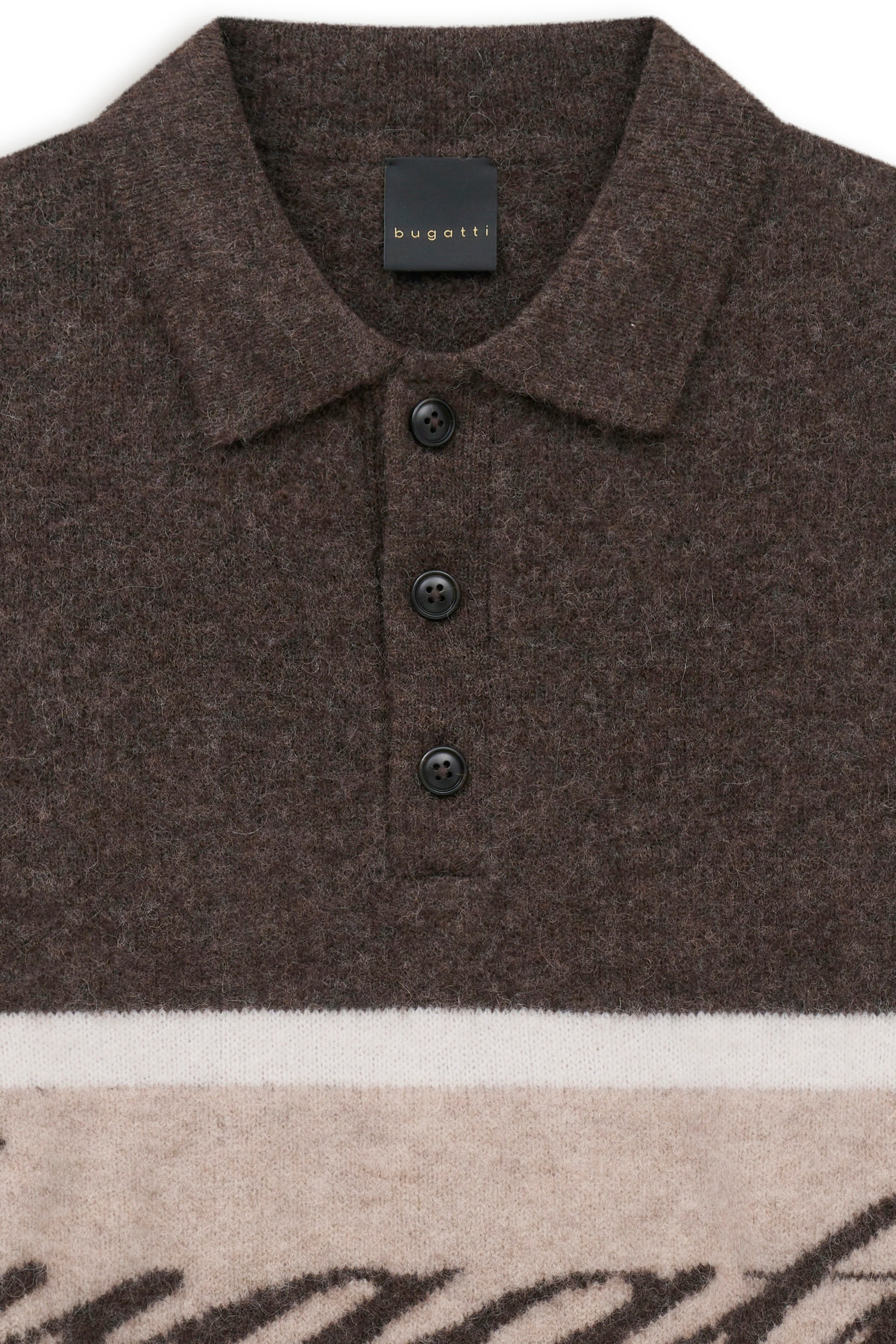 Braunes bugatti Poloshirt mit Knöpfen und Streifenmuster, Büstenbild, stilvoll und zeitlos.