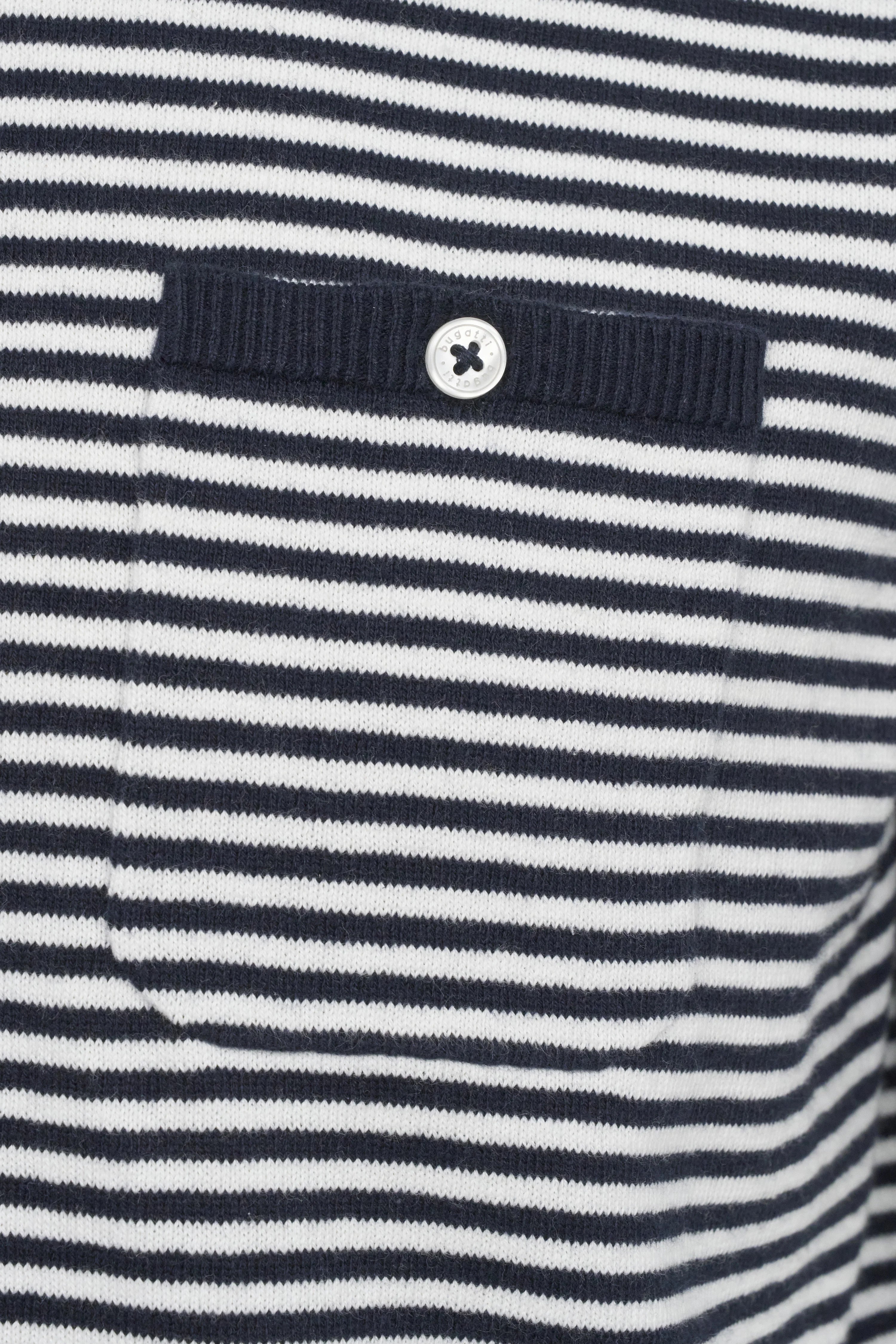 Bugatti gestreiftes Shirt, navy-weiß, Nahaufnahme, mit Brusttasche und Knopfdetail.