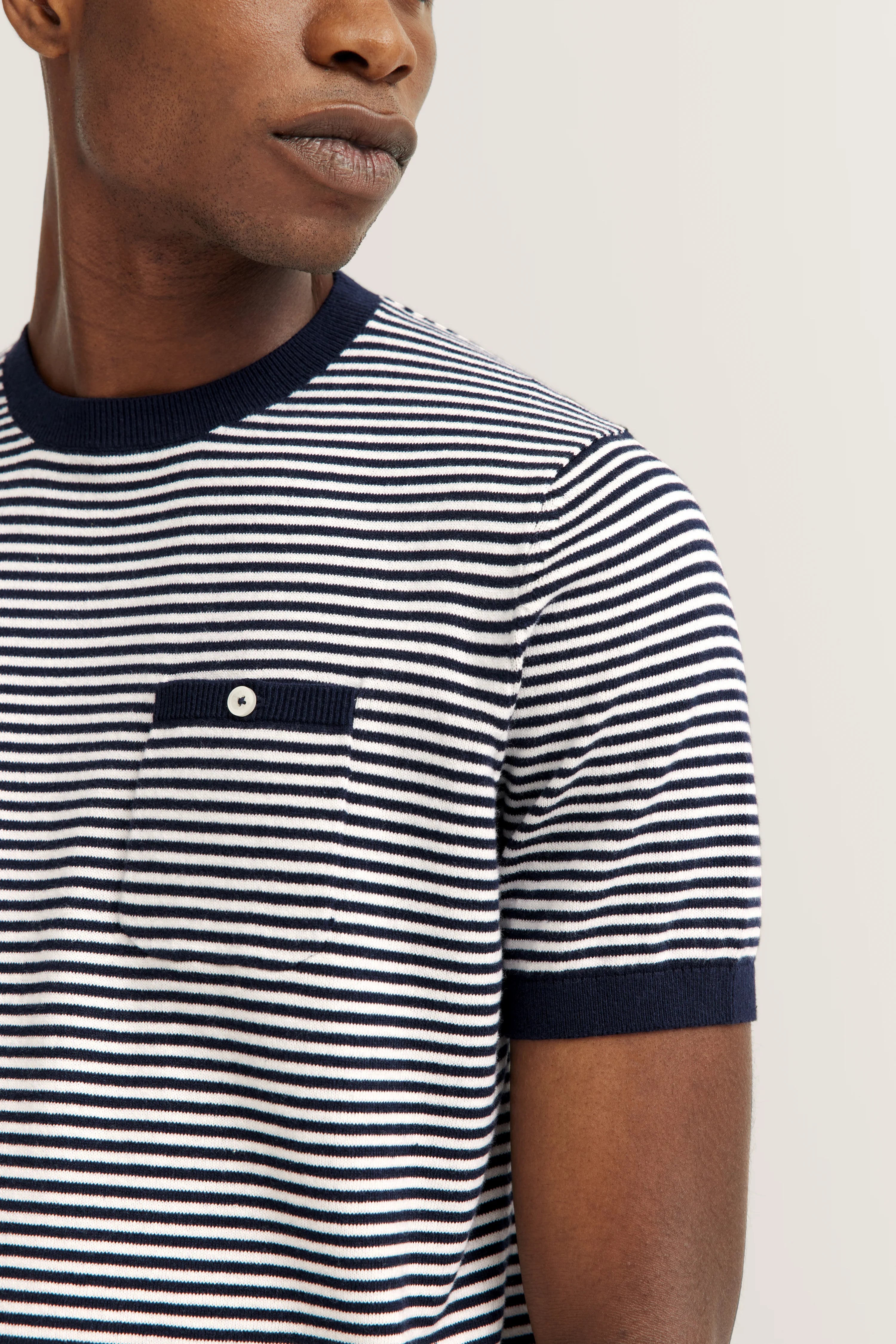 Gestreiftes T-Shirt in Marineblau und Weiß, Büstenbild, elegante bugatti-Lässigkeit.