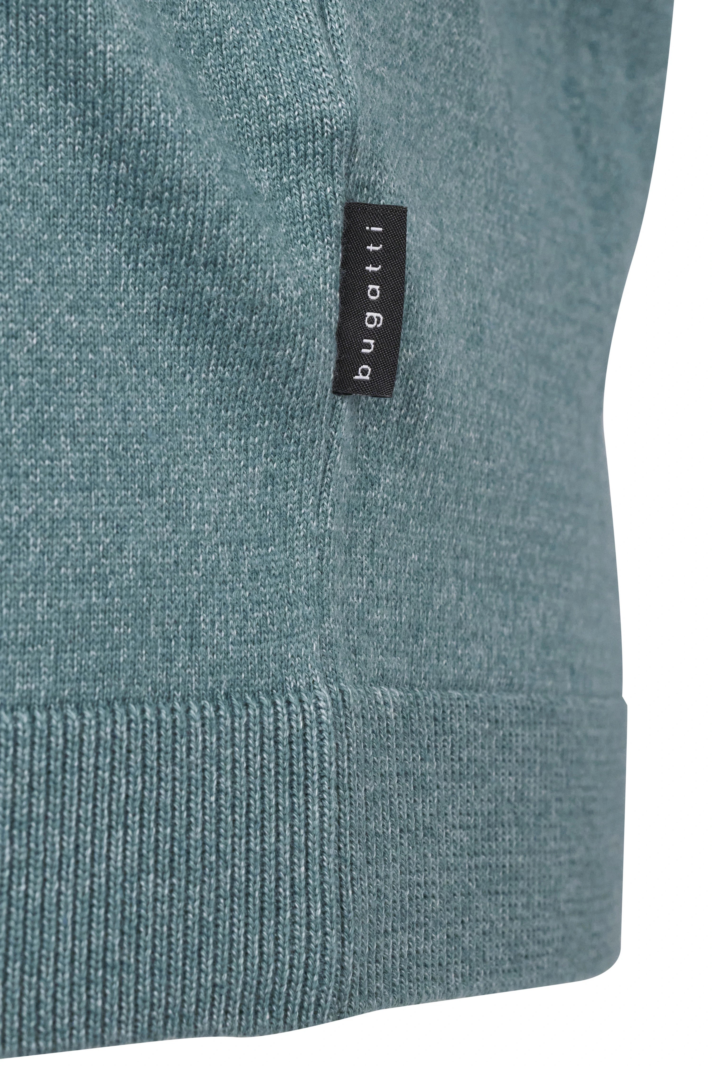 bugatti Strickpullover in Grau, Detailansicht des Stoffes mit Label, hochwertig und stilvoll.
