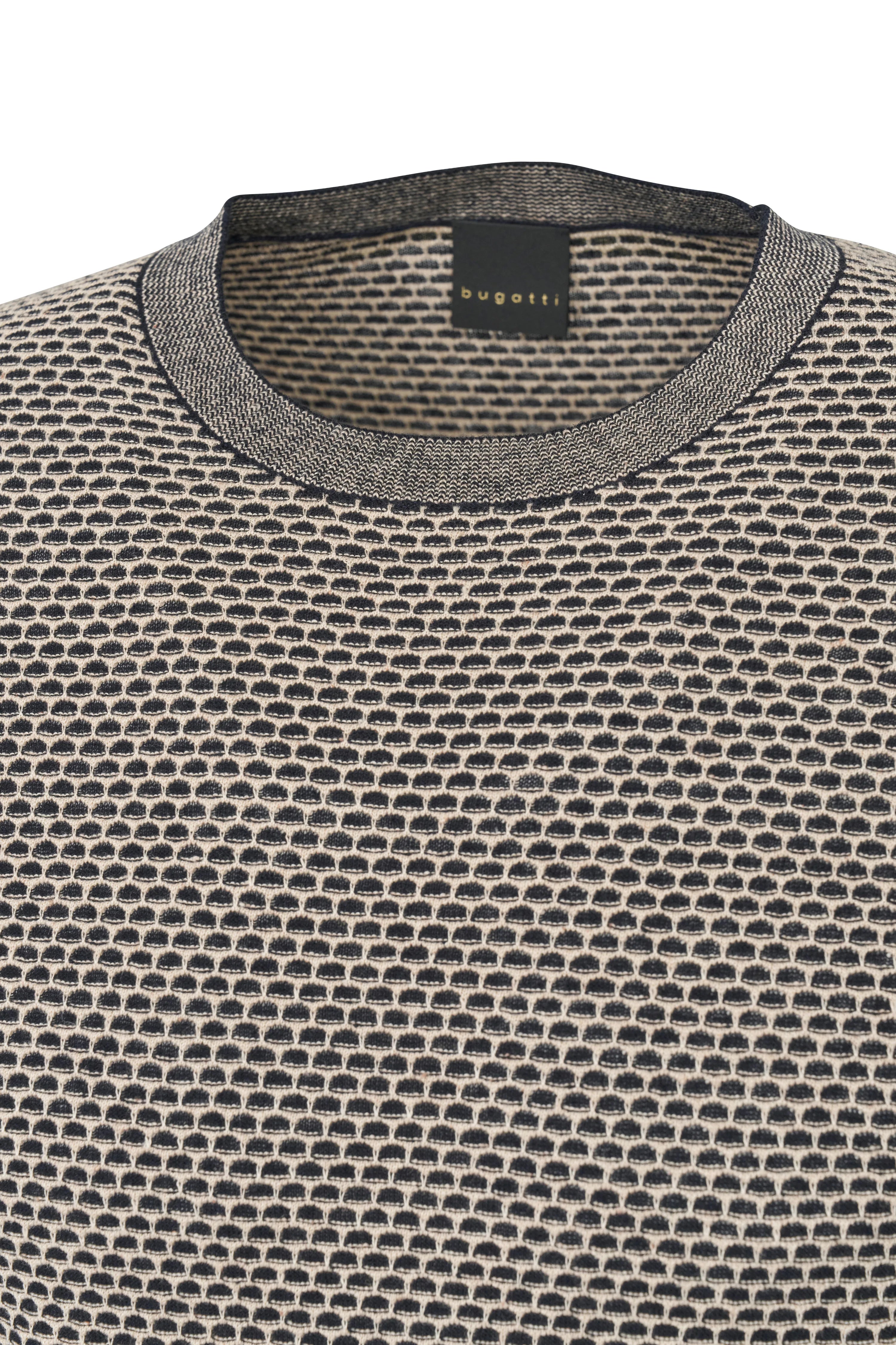 Alt-Text: "bugatti Pullover, schwarz-beiges Muster, Büstenbild, stilvoll und modern, hochwertiges Material."