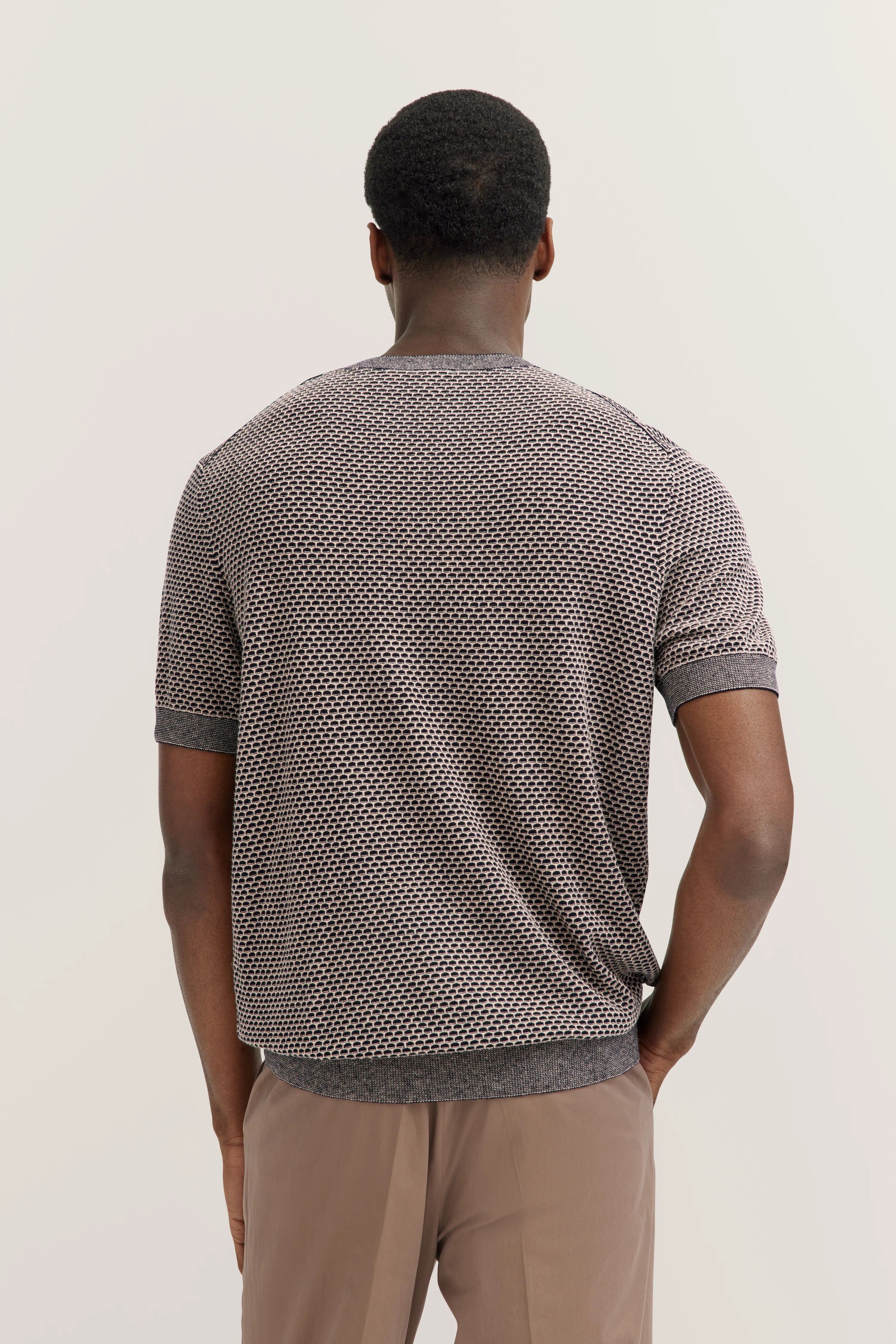 Grijs, gemêleerd bugatti T-shirt, achteraanzicht, casual model, ontspannen houding.