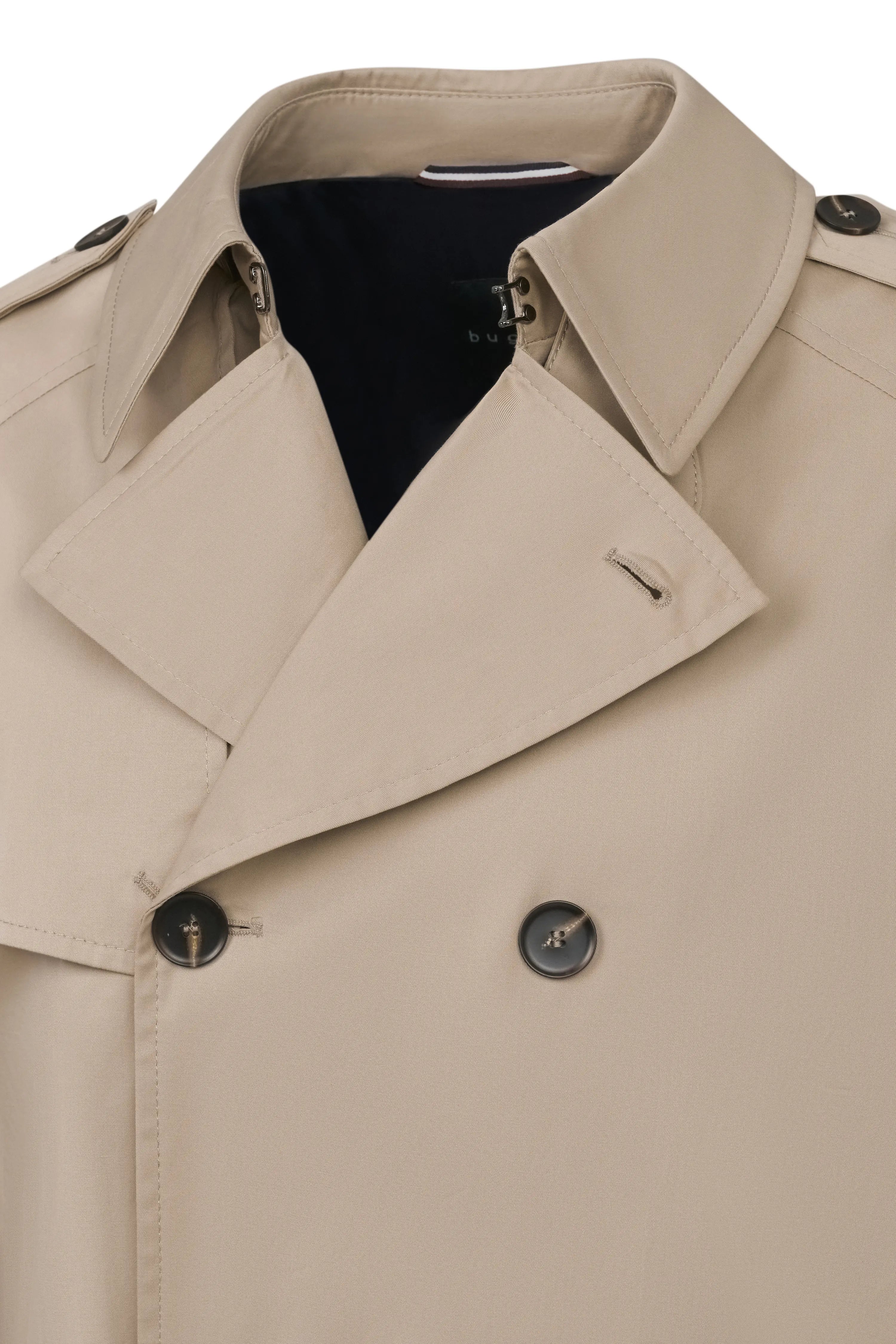 Beige bugatti trenchcoat, klassieke snit, stijlvolle knopen en kraag, bustebeeld.