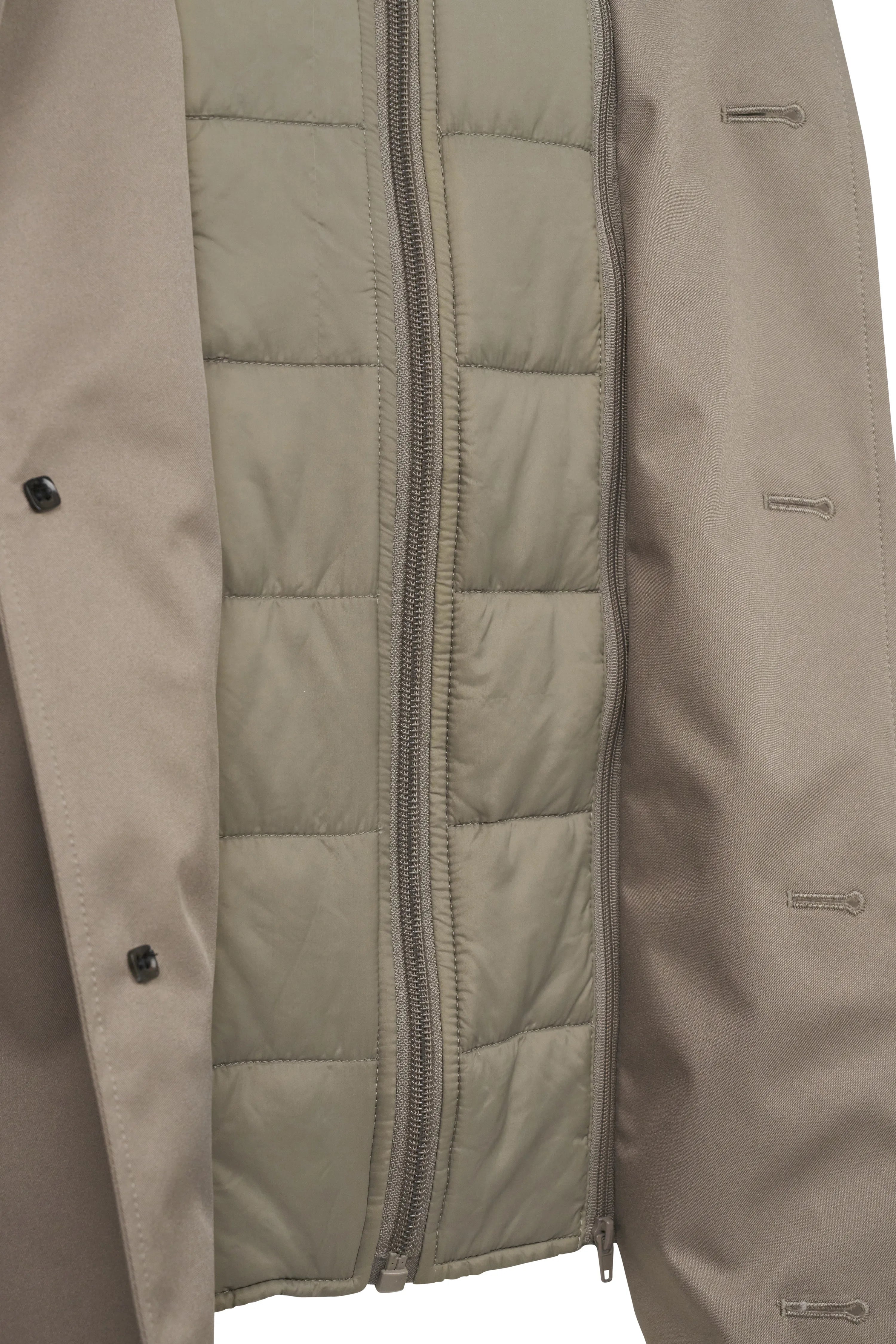 Beige bugatti Jacke mit Steppfutter, Detailansicht.