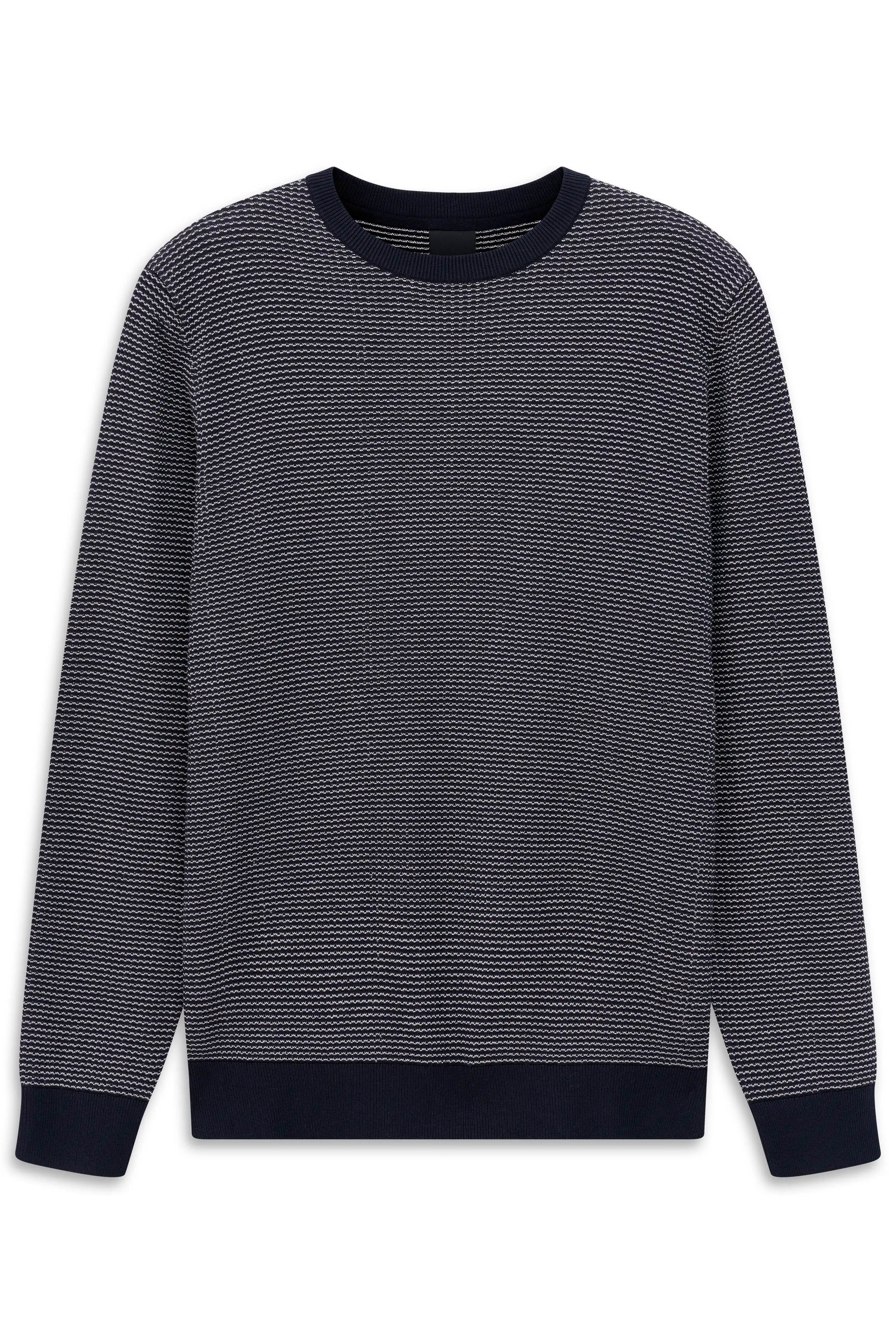 Dunkelblauer bugatti Pullover mit feinem Streifenmuster, Büstenbild, zeitloses Design.