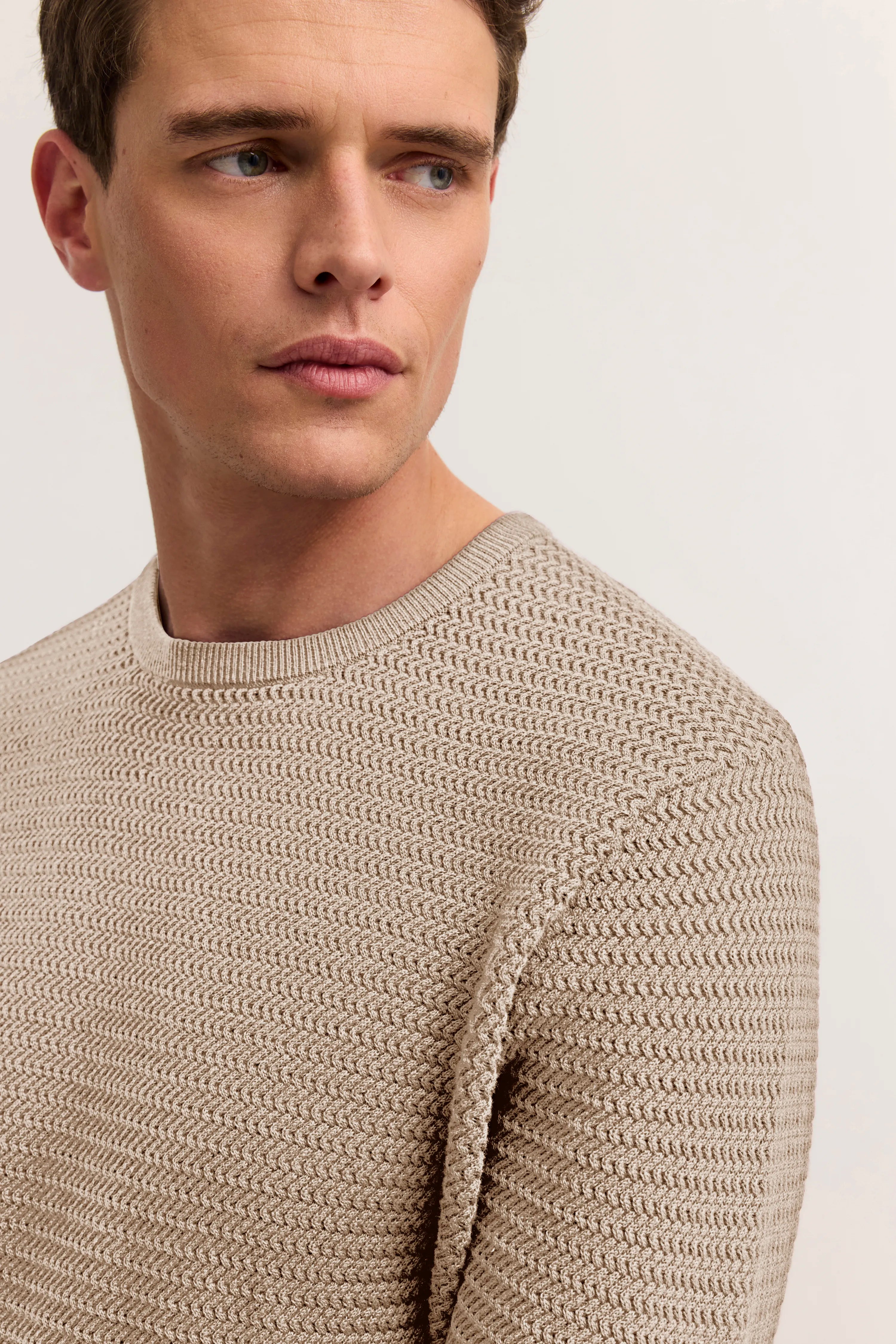 Beigefarbener Strickpullover von bugatti, Modelbild, lässiges Posing.