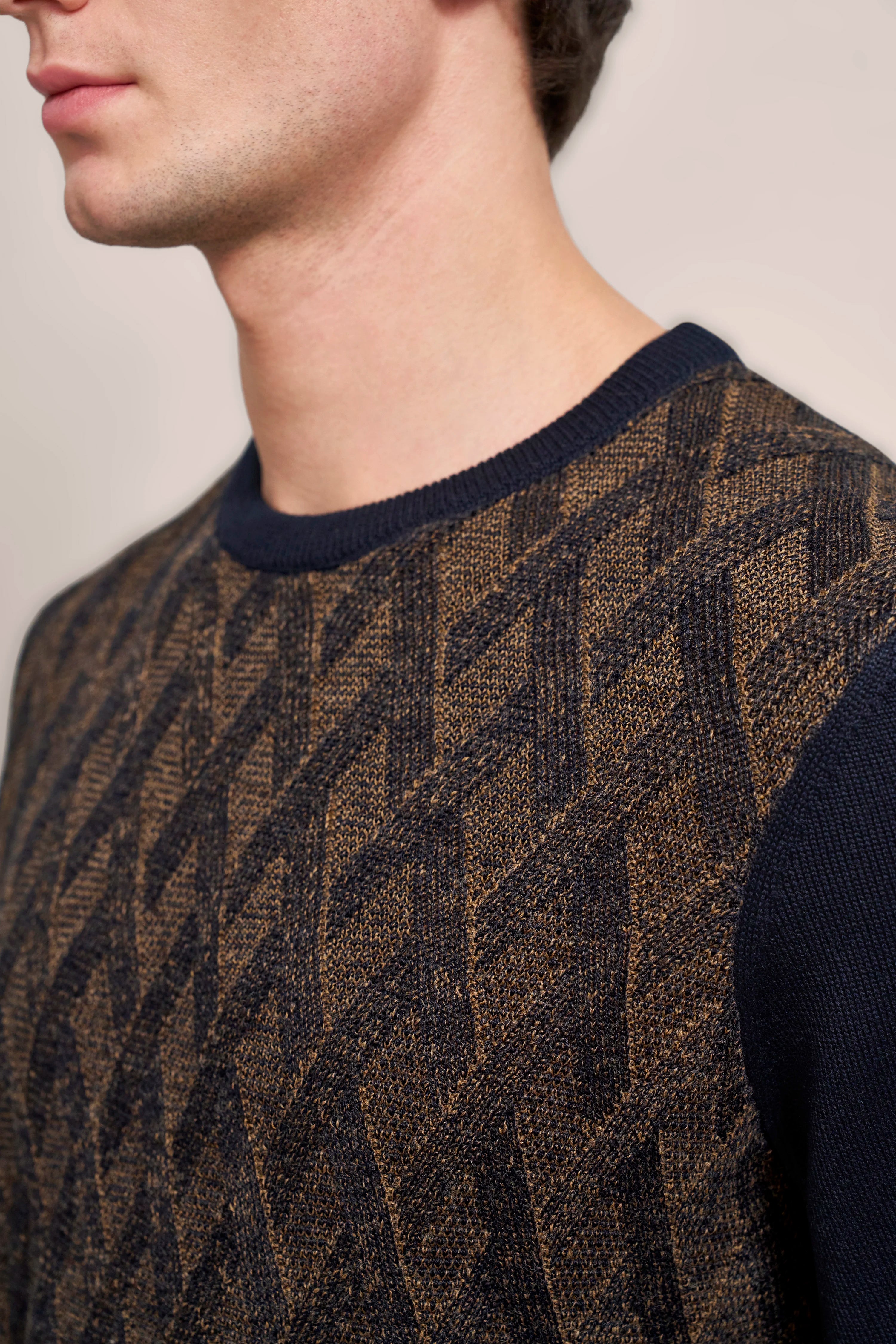 Büstenbild eines bugatti Pullovers mit geometrischem Muster in Braun und Dunkelblau.