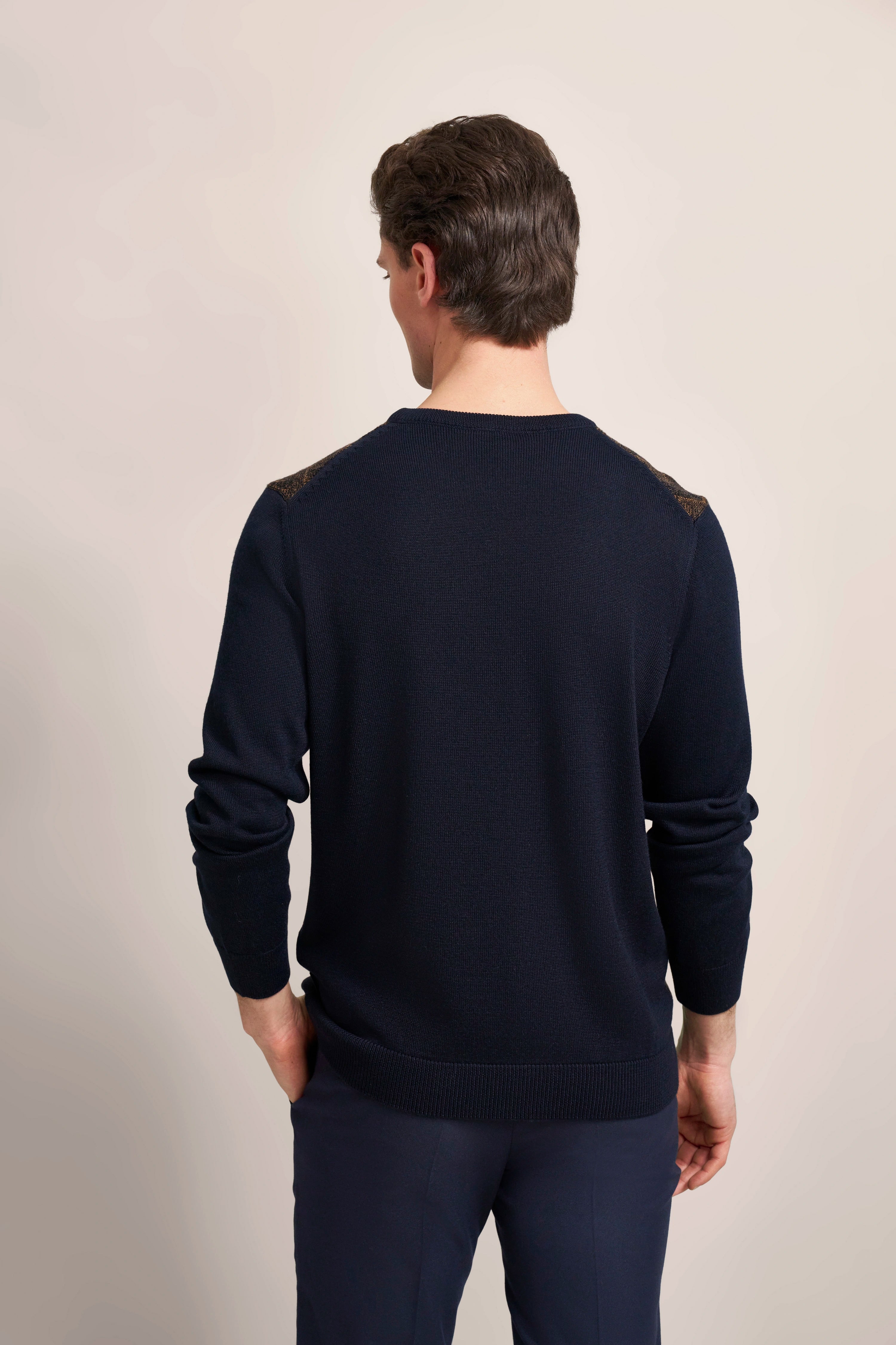 Navy Pullover von bugatti, Rückansicht, legeres Modelbild, entspannte Pose, zeitlos elegant.