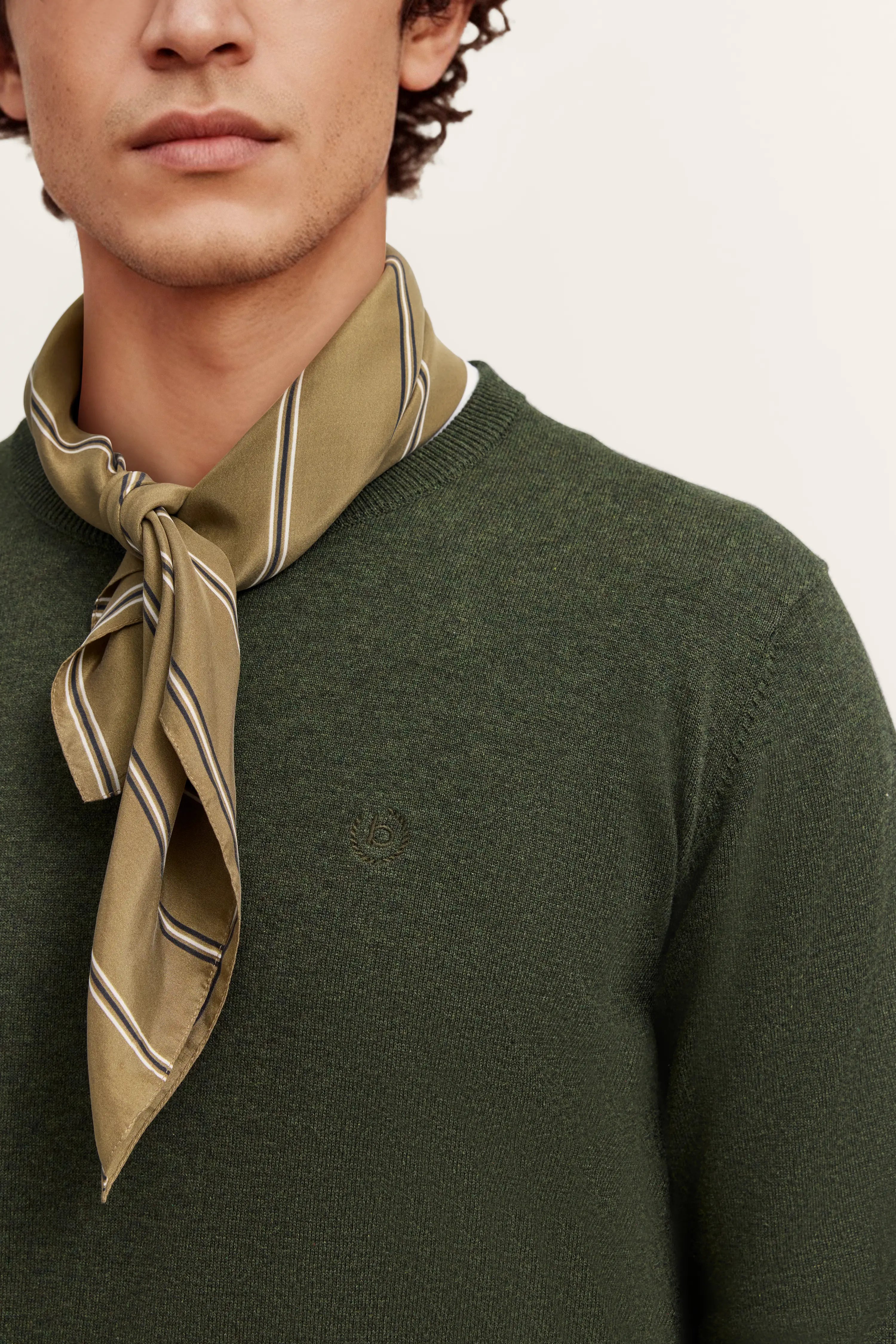 Grüner Pullover von bugatti, Rückansicht eines Models, entspanntes Posing.