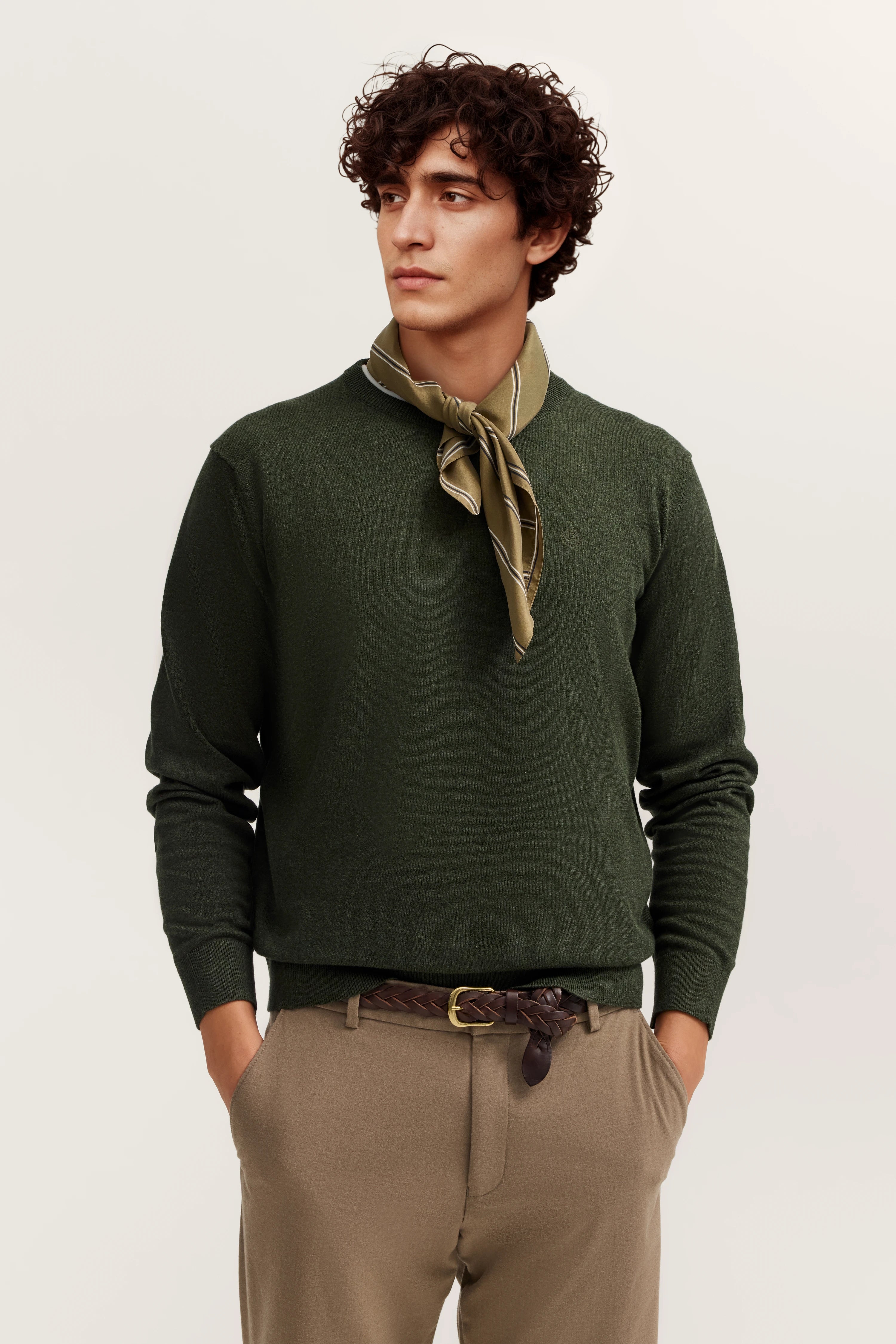 Grüner Pullover, olivgrüner Schal, beige Hose