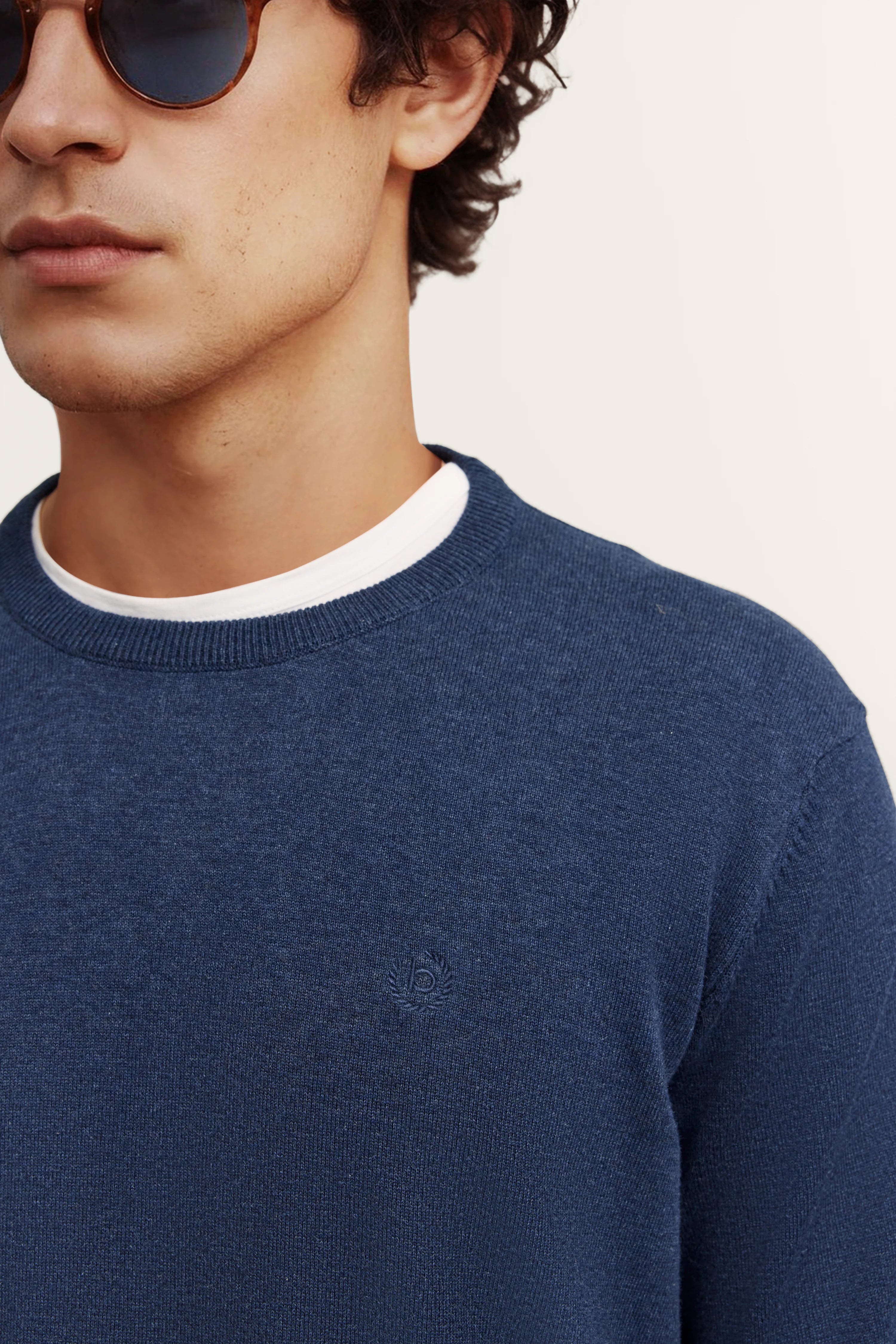 Navyblauer bugatti Pullover, Büstenbild, lässig kombiniert mit weißem T-Shirt, zeitlose Eleganz.