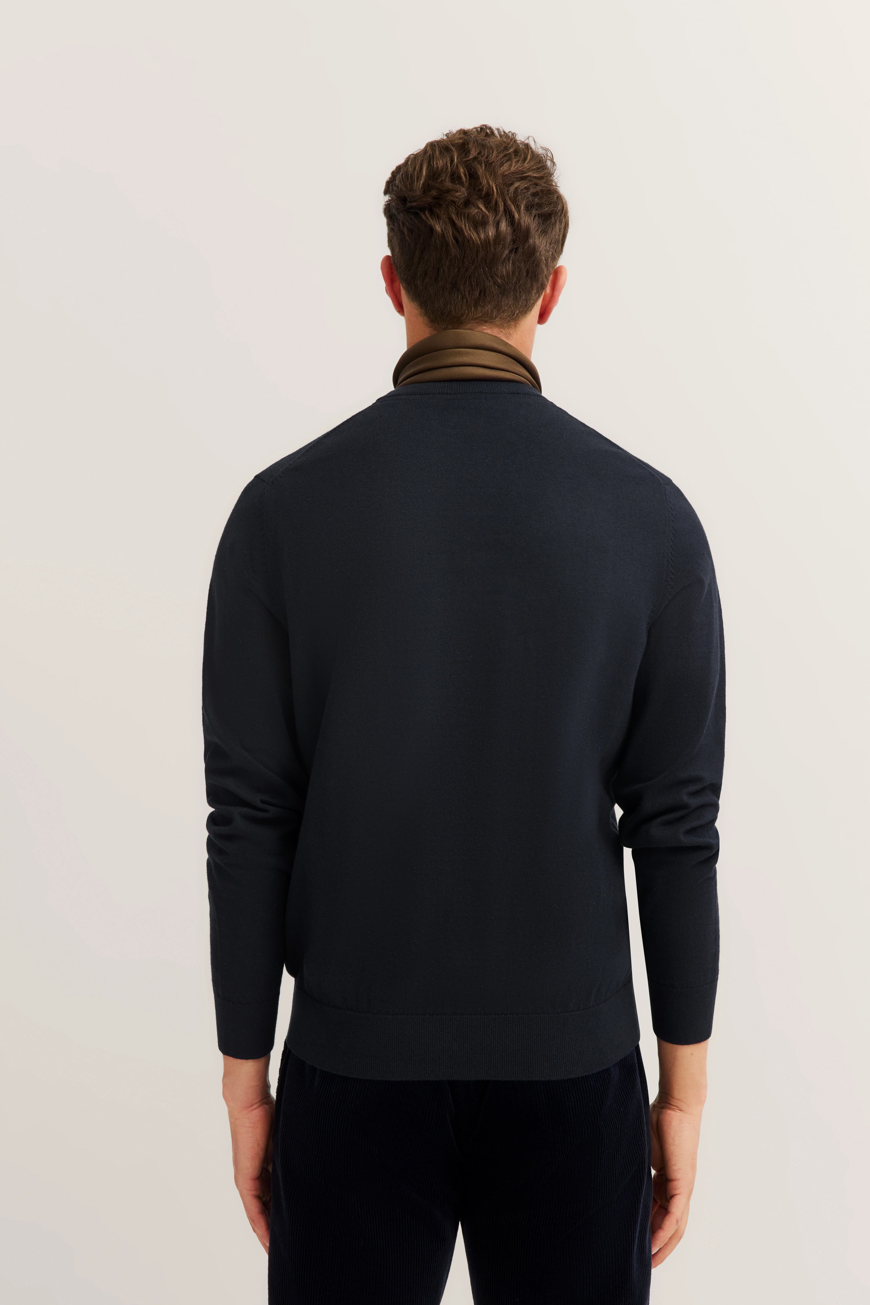 Bugatti Pullover in Dunkelblau, Modelbild von hinten, legerer Look.