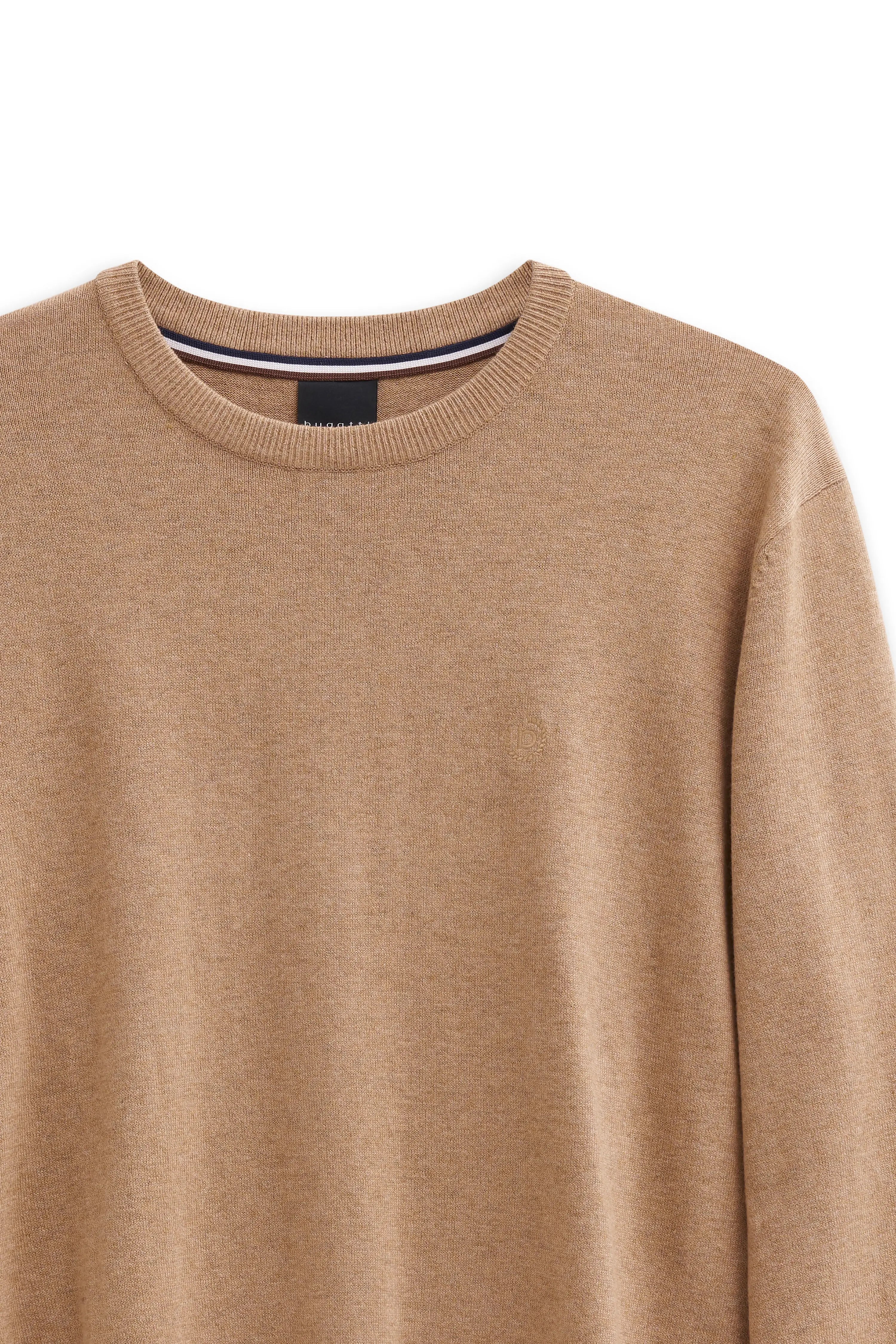 Beigefarbener bugatti Pullover, Büstenbild, schlichtes Design, hochwertige Verarbeitung.